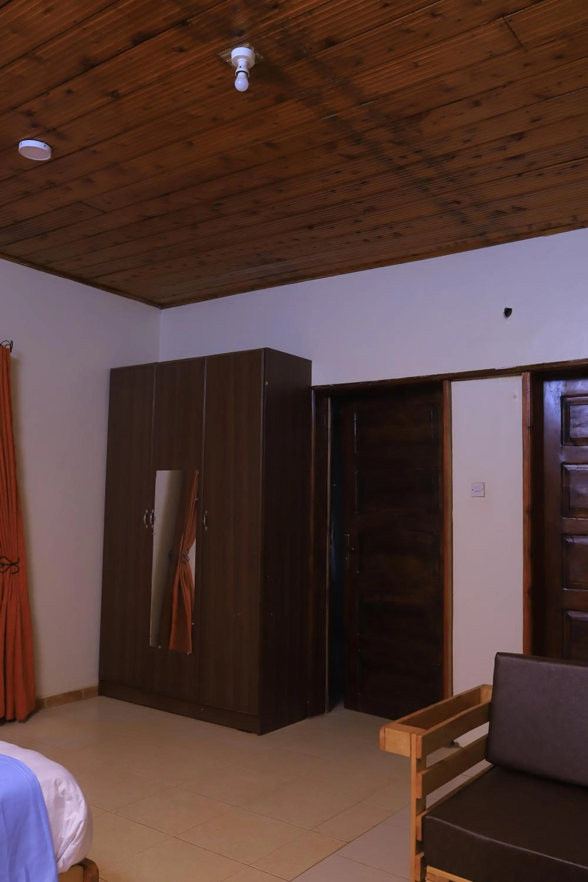 wardrobe in Hakyiri B&B