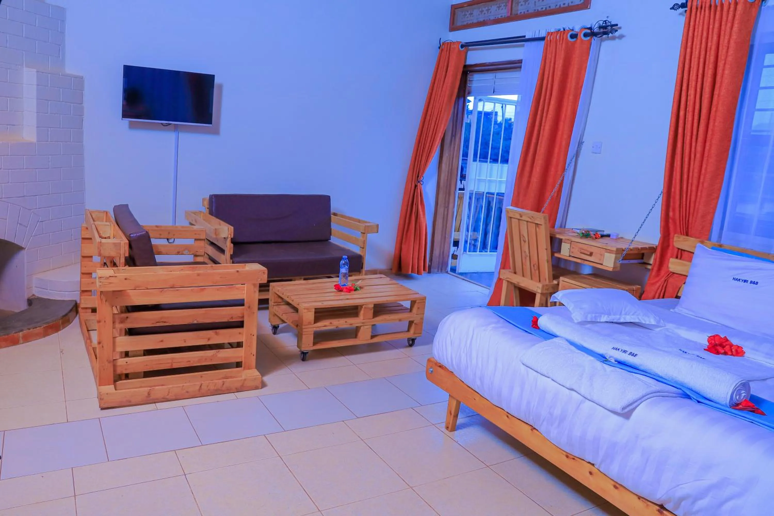 Communal lounge/ TV room, Bed in Hakyiri B&B