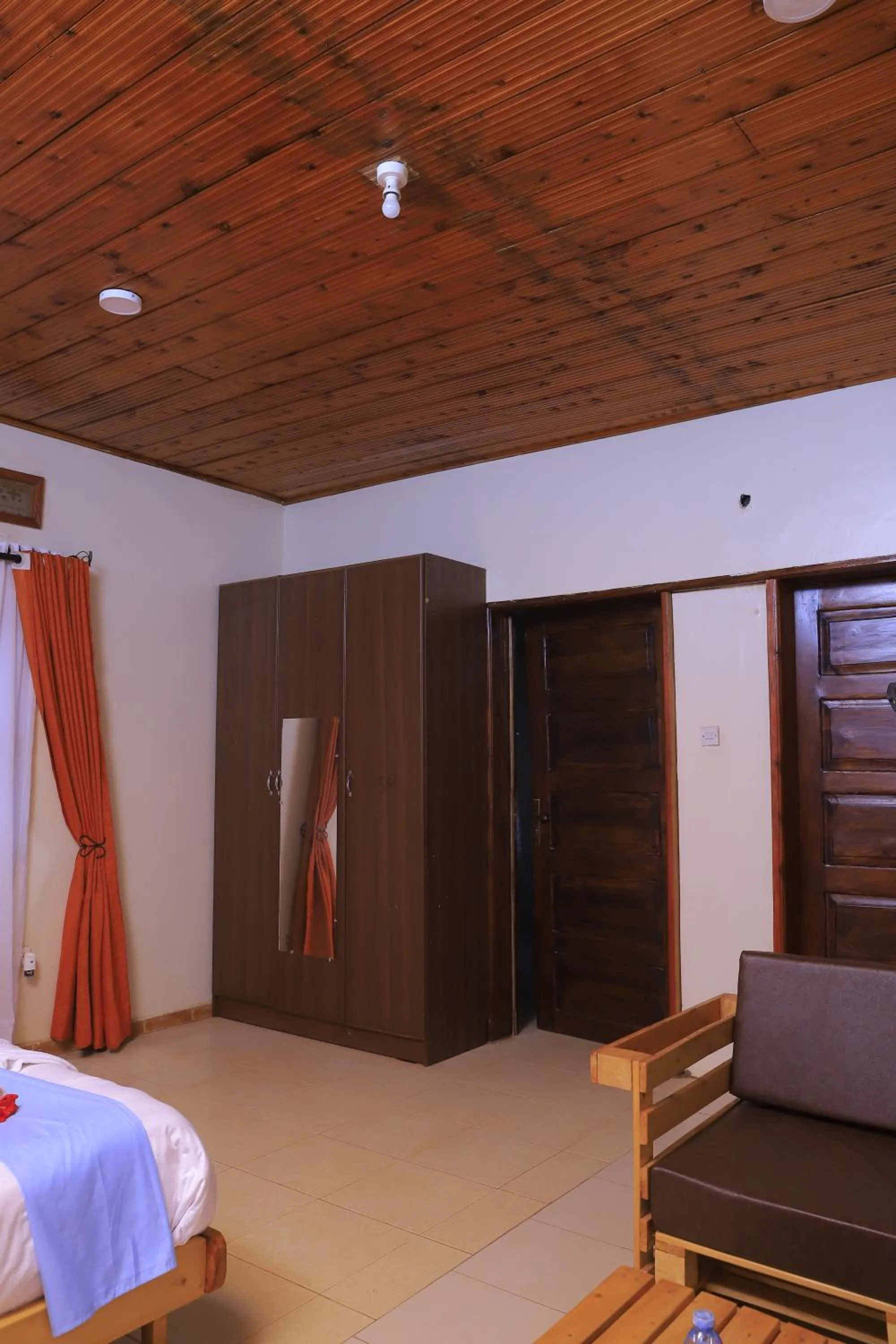 wardrobe, Bed in Hakyiri B&B