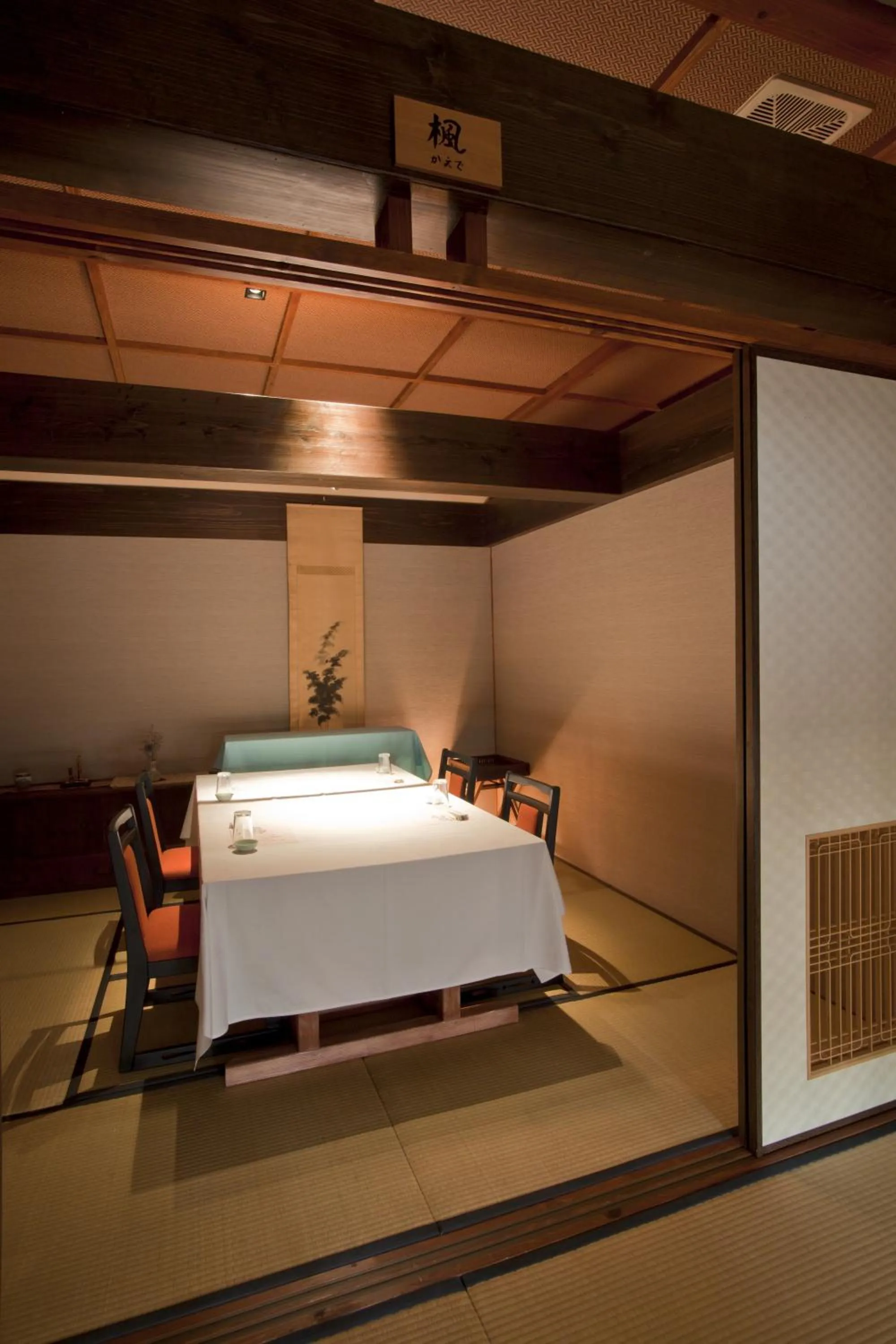 Restaurant/places to eat, Bed in Tokiwaso