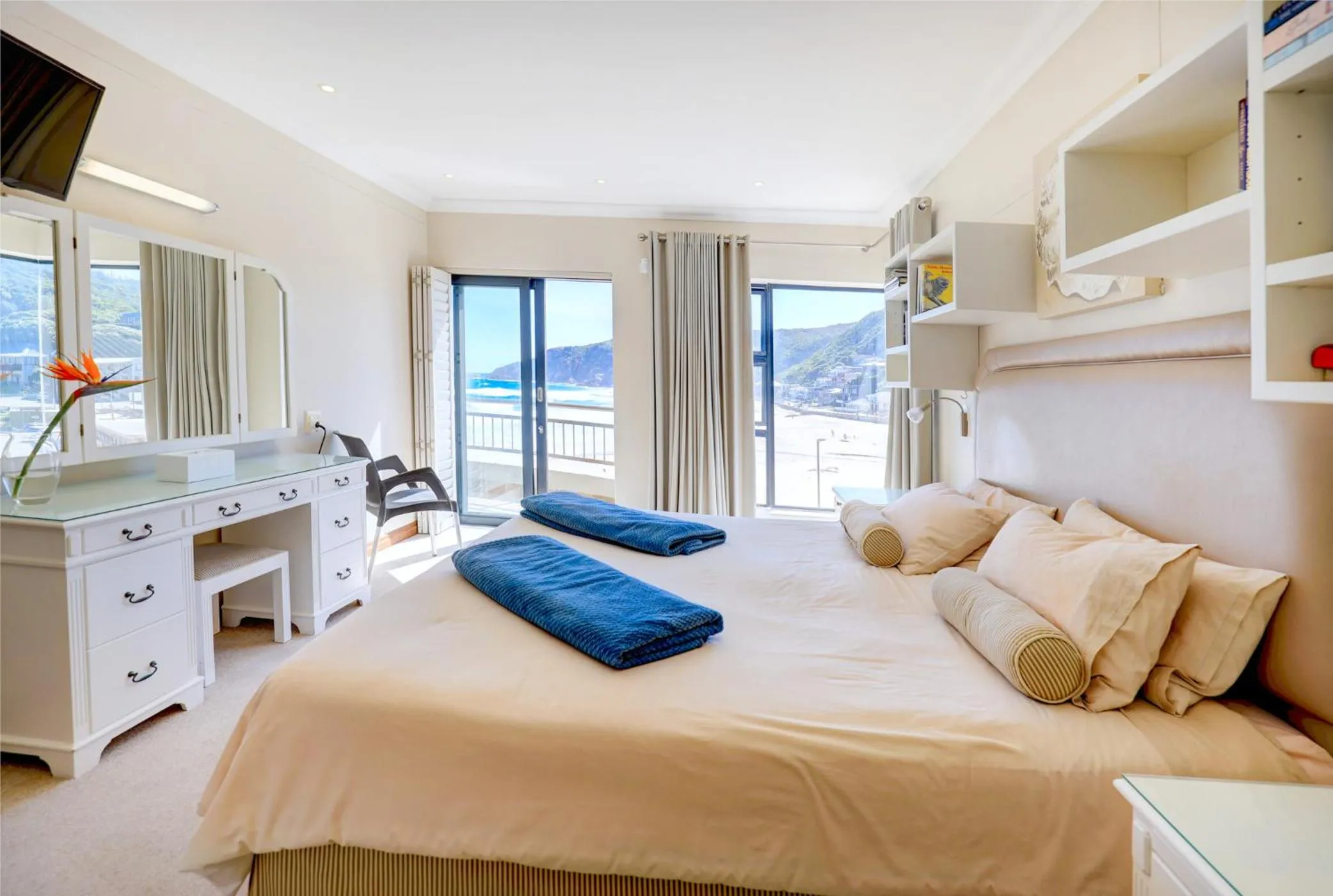 Bed in Makarios on Sea