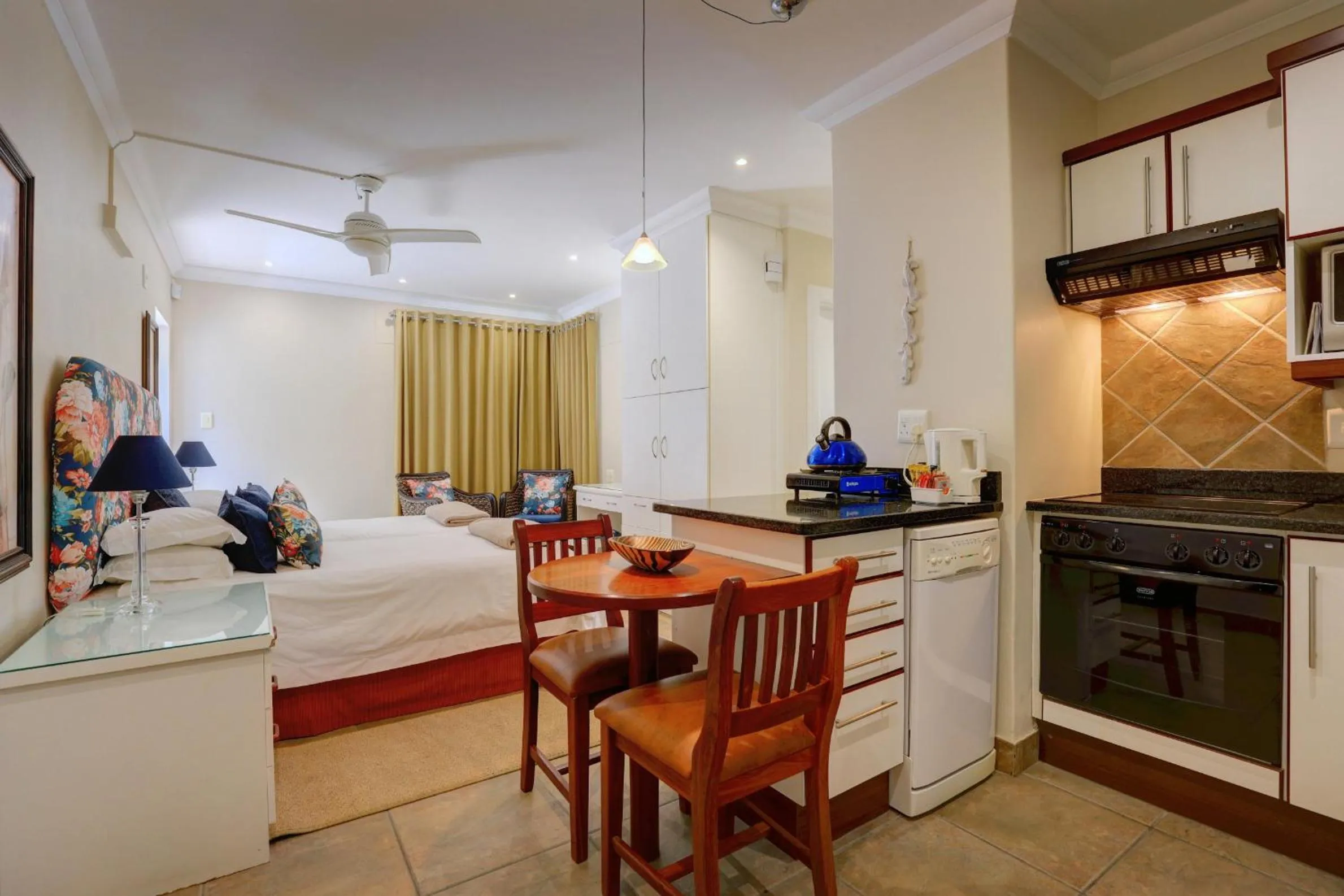 Bed in Makarios on Sea