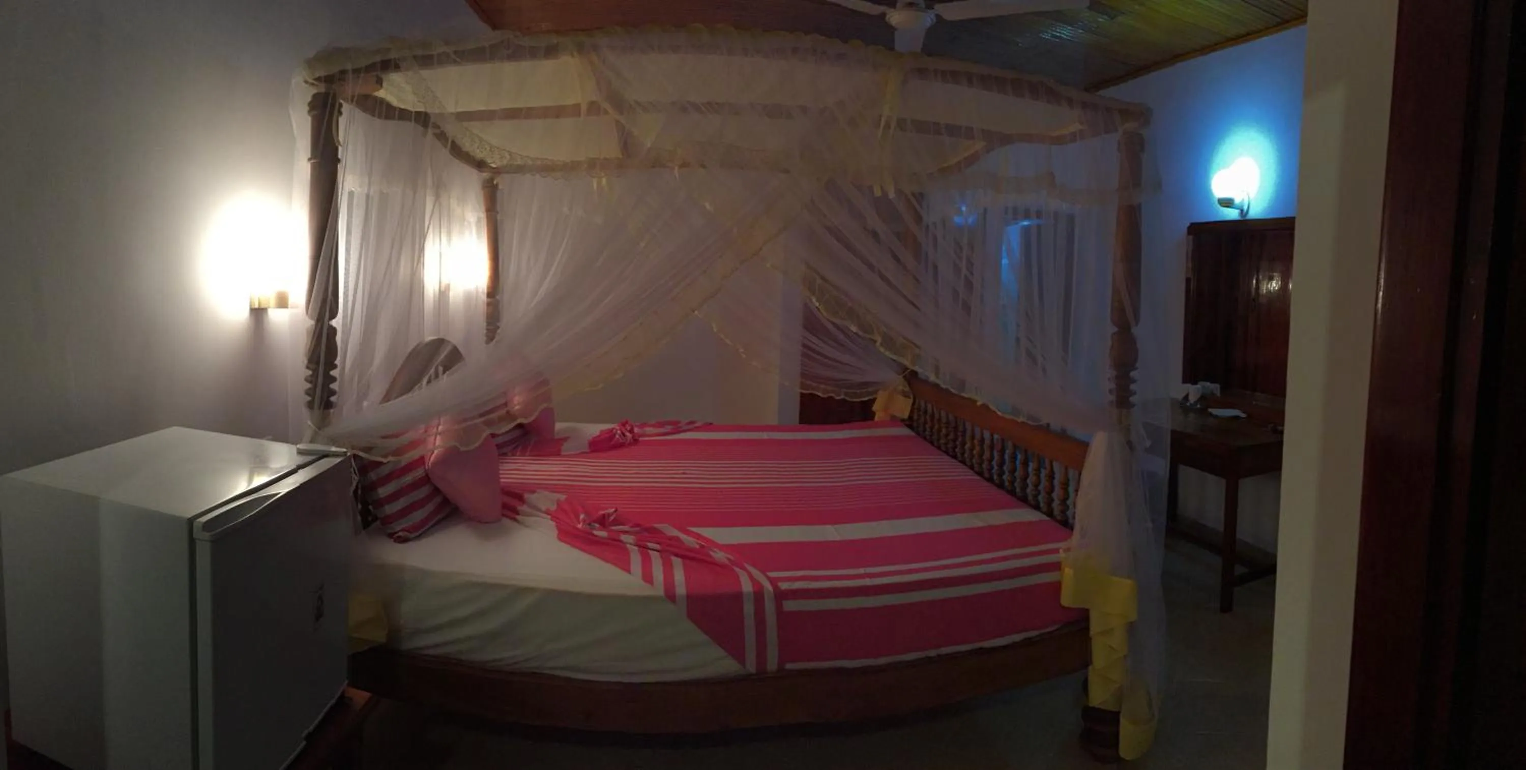 Photo of the whole room, Bed in New Imperial Hotel