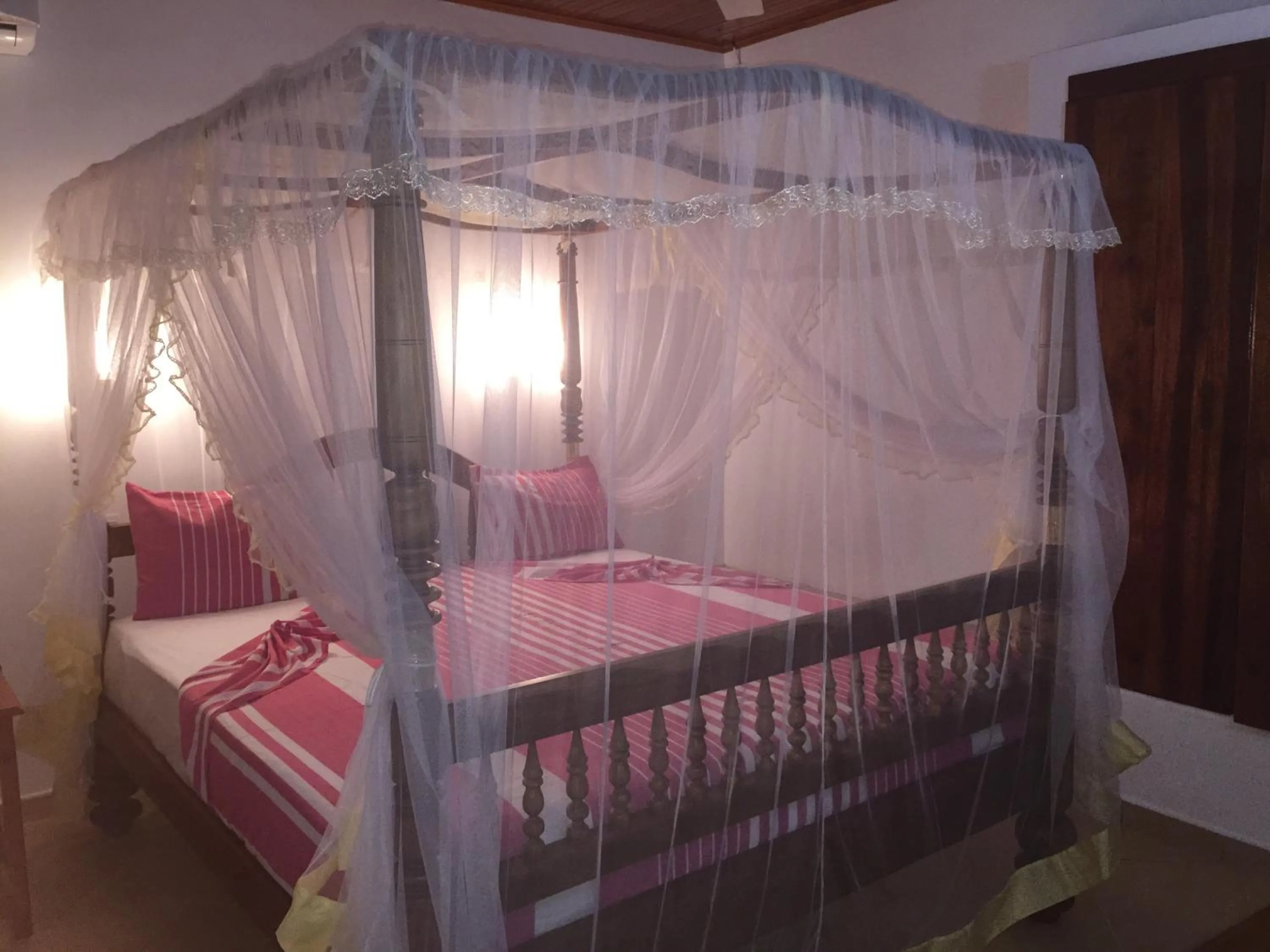 Photo of the whole room, Bed in New Imperial Hotel