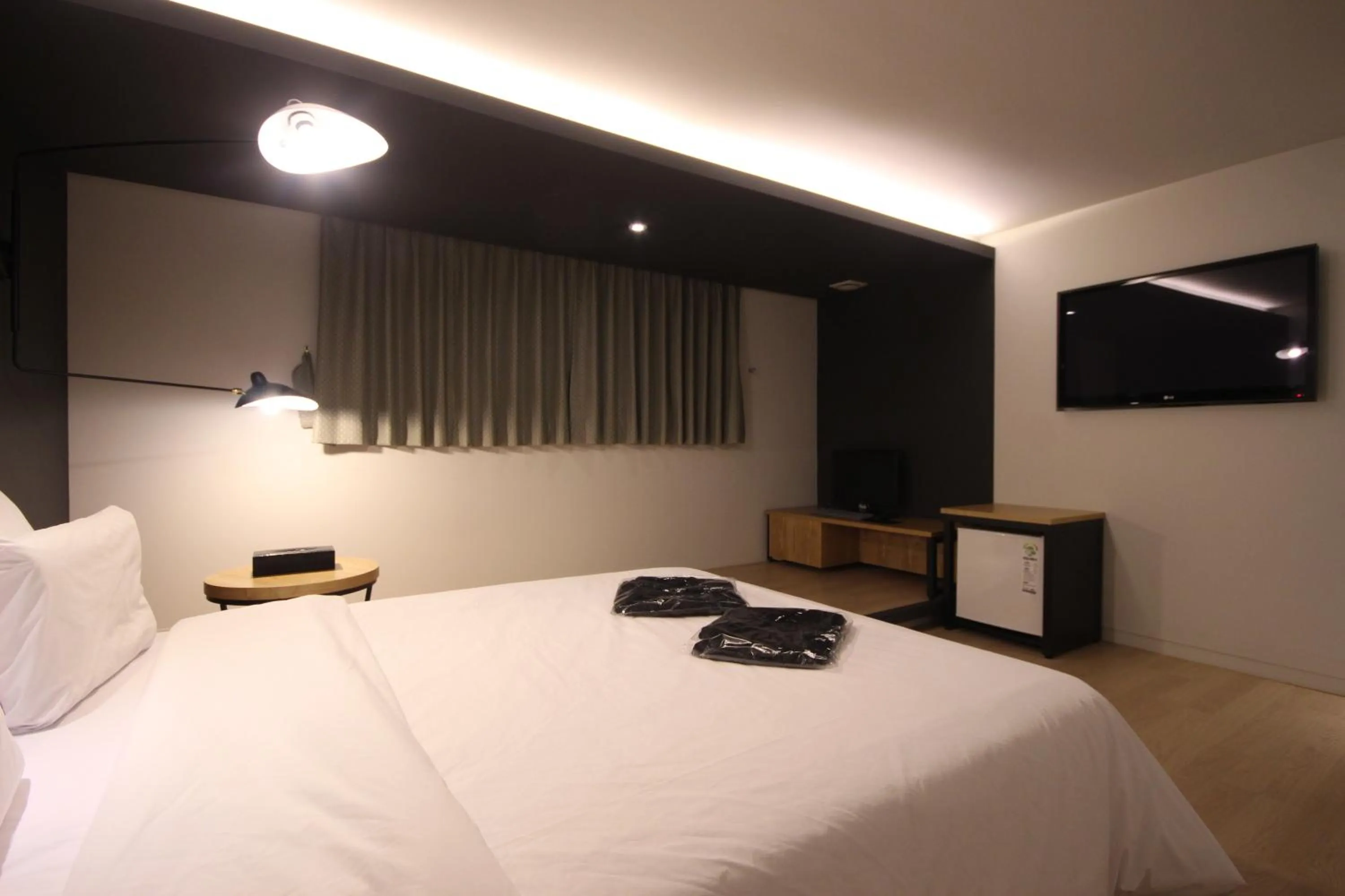 Bed, TV/Entertainment Center in Hotel Muri Busan
