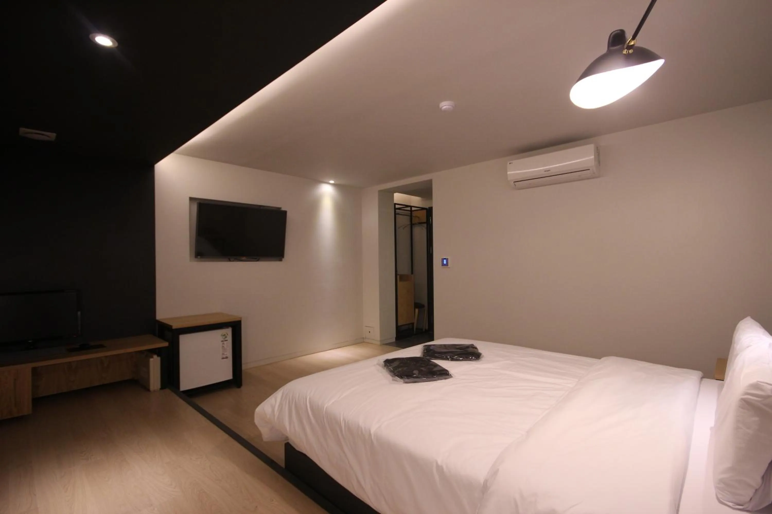 Bedroom, TV/Entertainment Center in Hotel Muri Busan