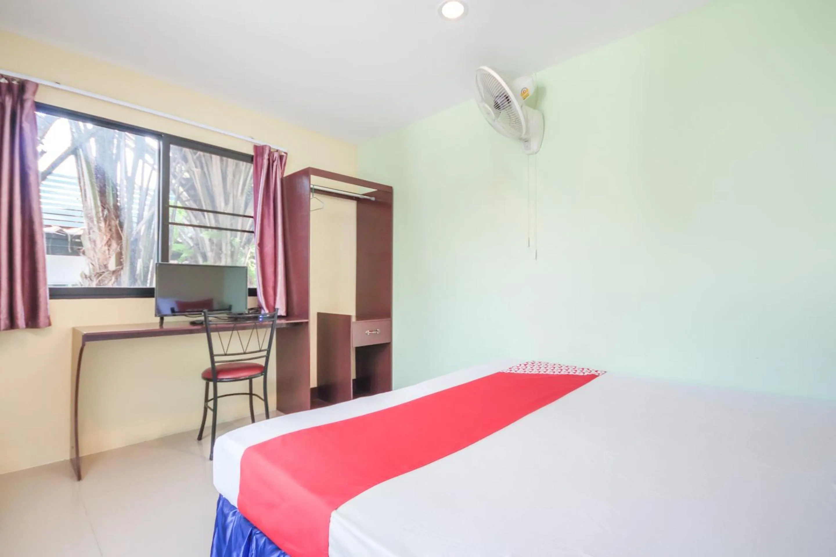 Bedroom, TV/Entertainment Center in OYO 1163 Eden Hostel