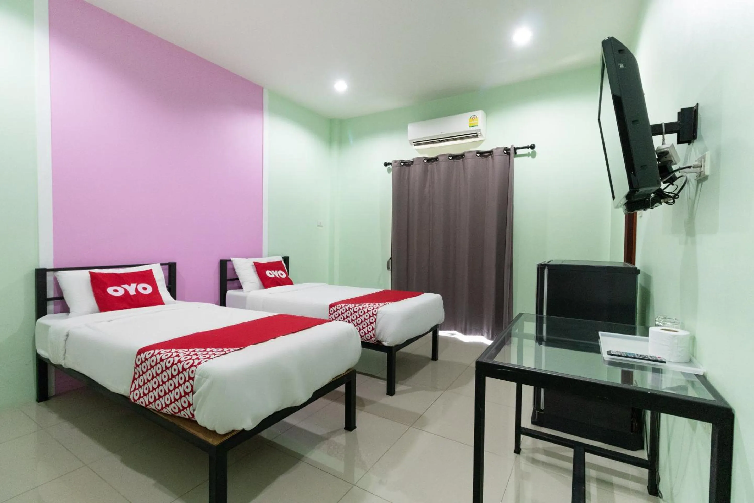 Bedroom, TV/Entertainment Center in OYO 1163 Eden Hostel