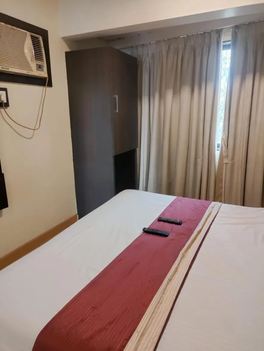 wardrobe, Bed in Hotel Shelter Palace