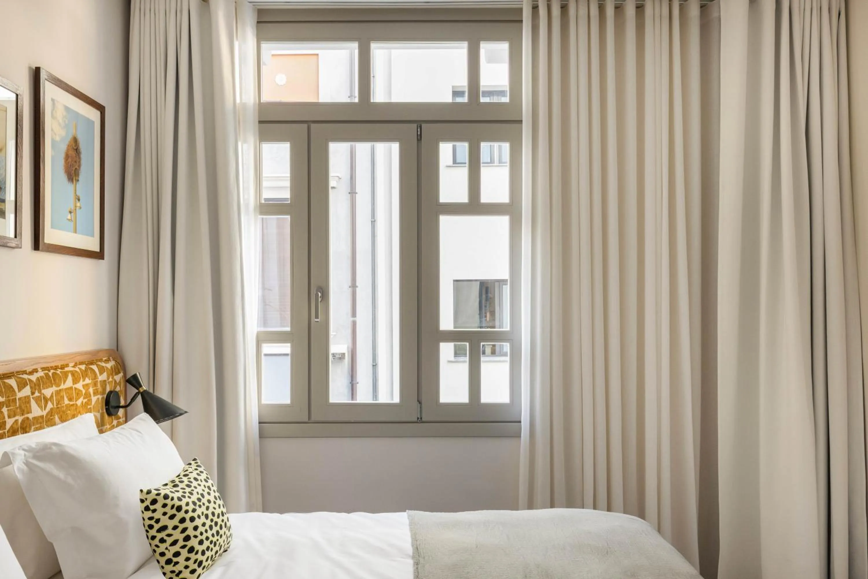 Bedroom, Bed in Silk n Cotton