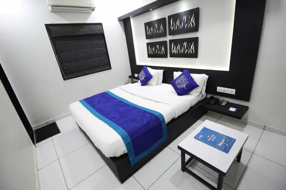 Bed in Hotel Paramount Inn