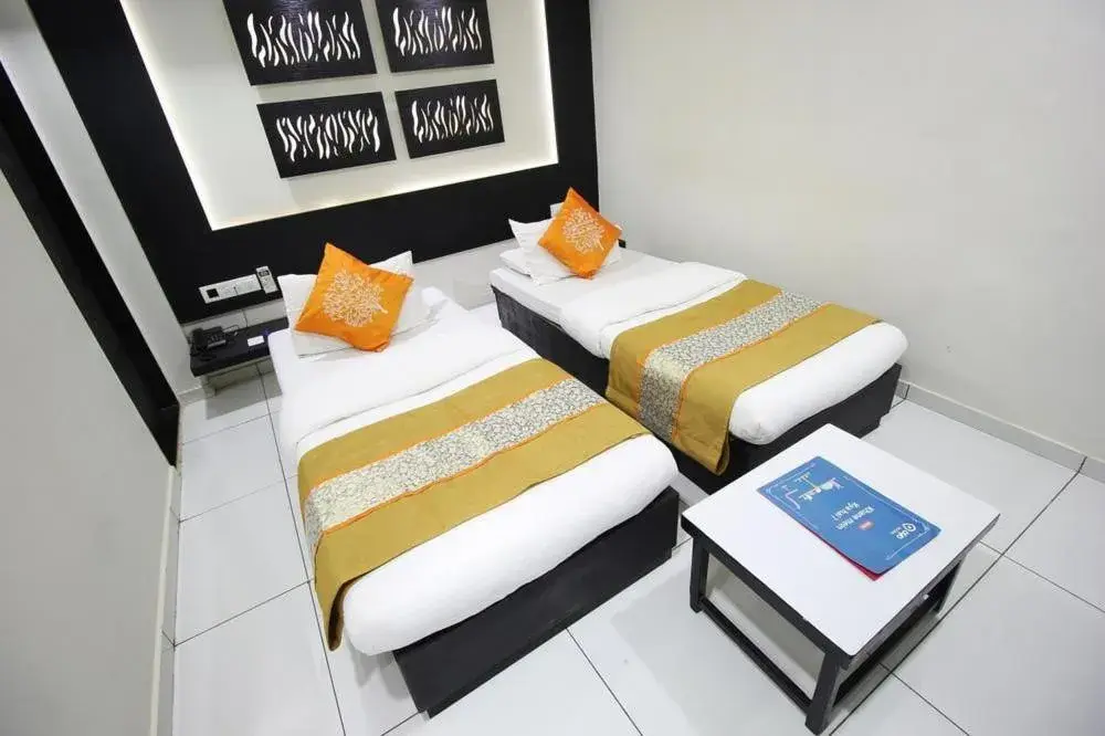 Property building in Hotel Paramount Inn Property building in Hotel Paramount Inn