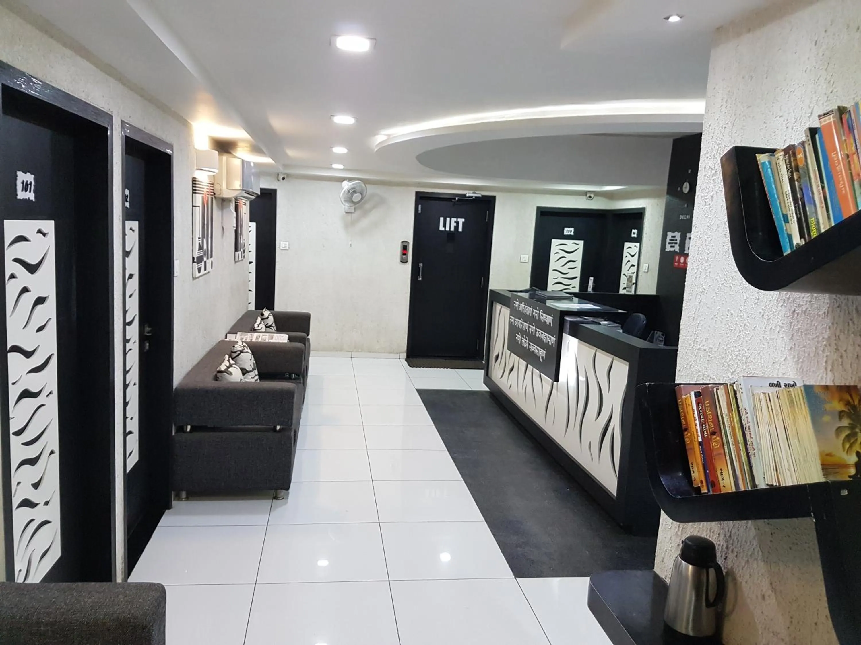 Lobby or reception in Hotel Paramount Inn