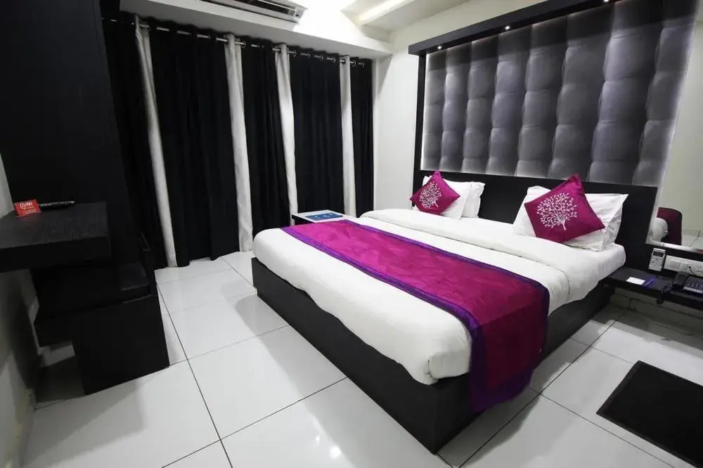 Property building in Hotel Paramount Inn Property building in Hotel Paramount Inn