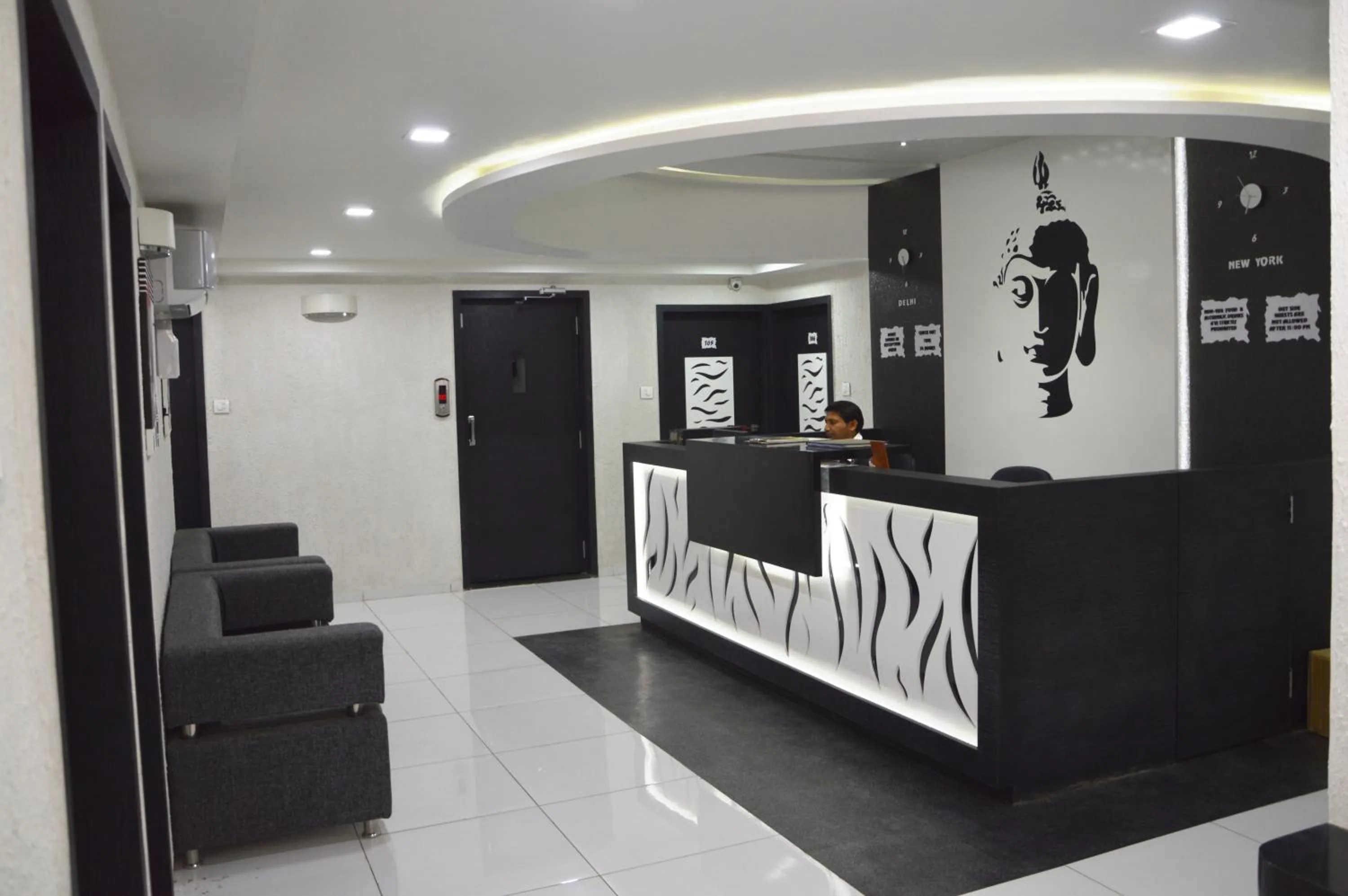 Lobby or reception in Hotel Paramount Inn