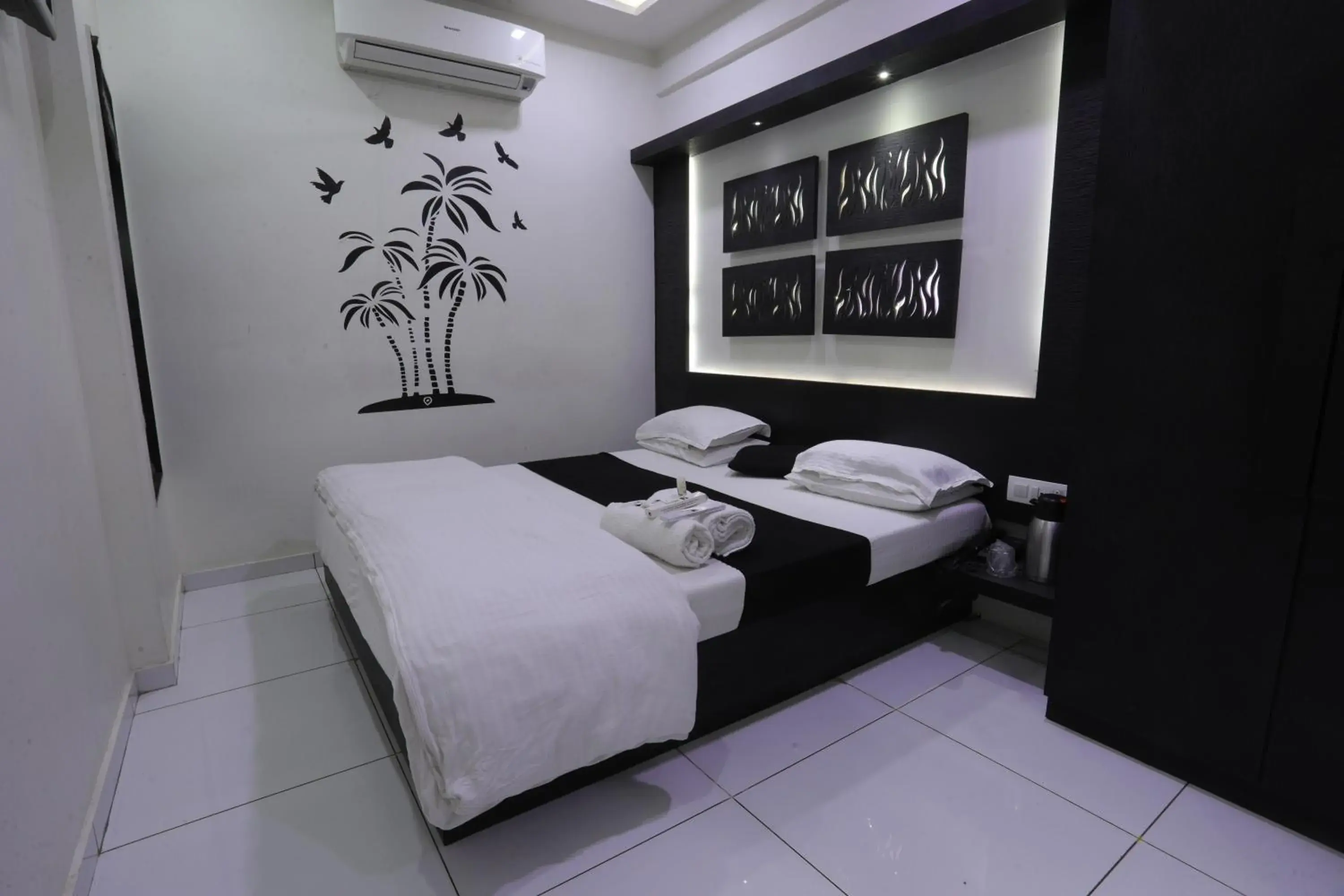 Bed in Hotel Paramount Inn Bed in Hotel Paramount Inn