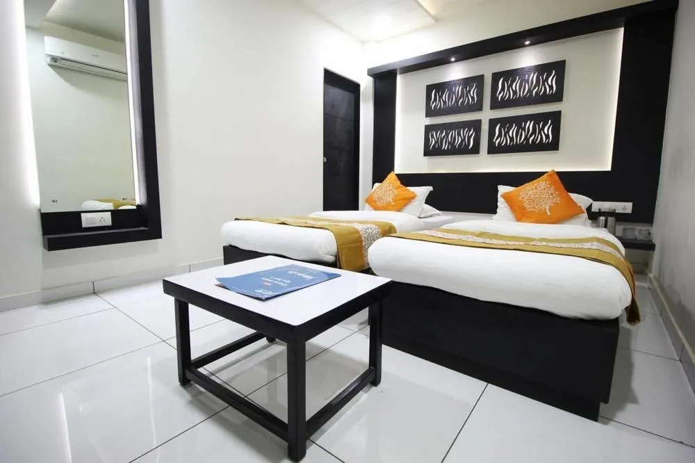 Property building, Bed in Hotel Paramount Inn