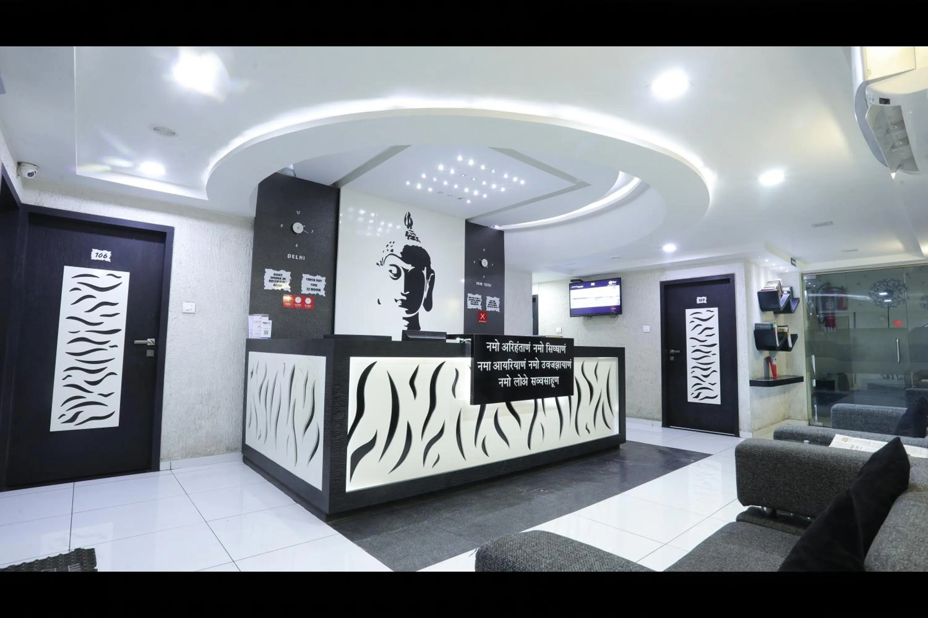 Lobby or reception in Hotel Paramount Inn