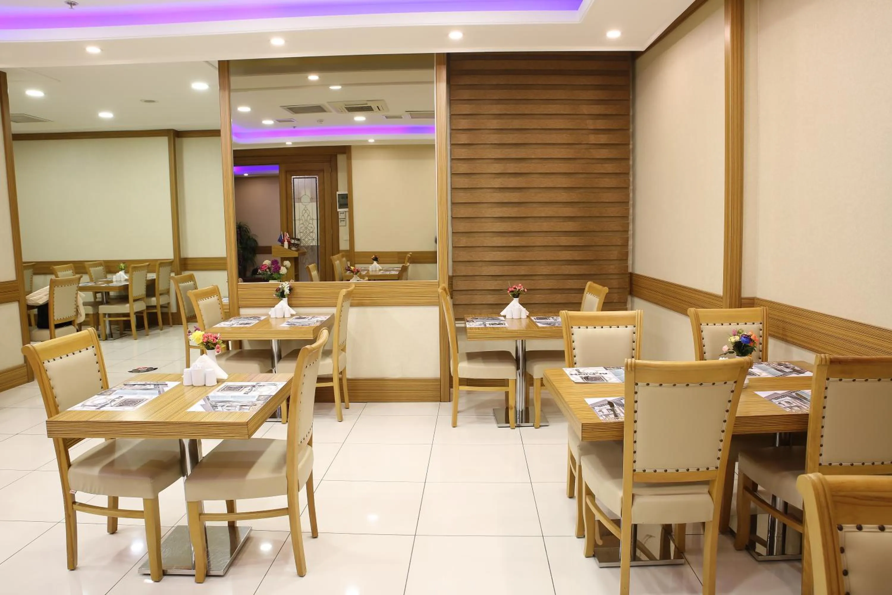 Restaurant/places to eat in Alpinn Hotel Istanbul