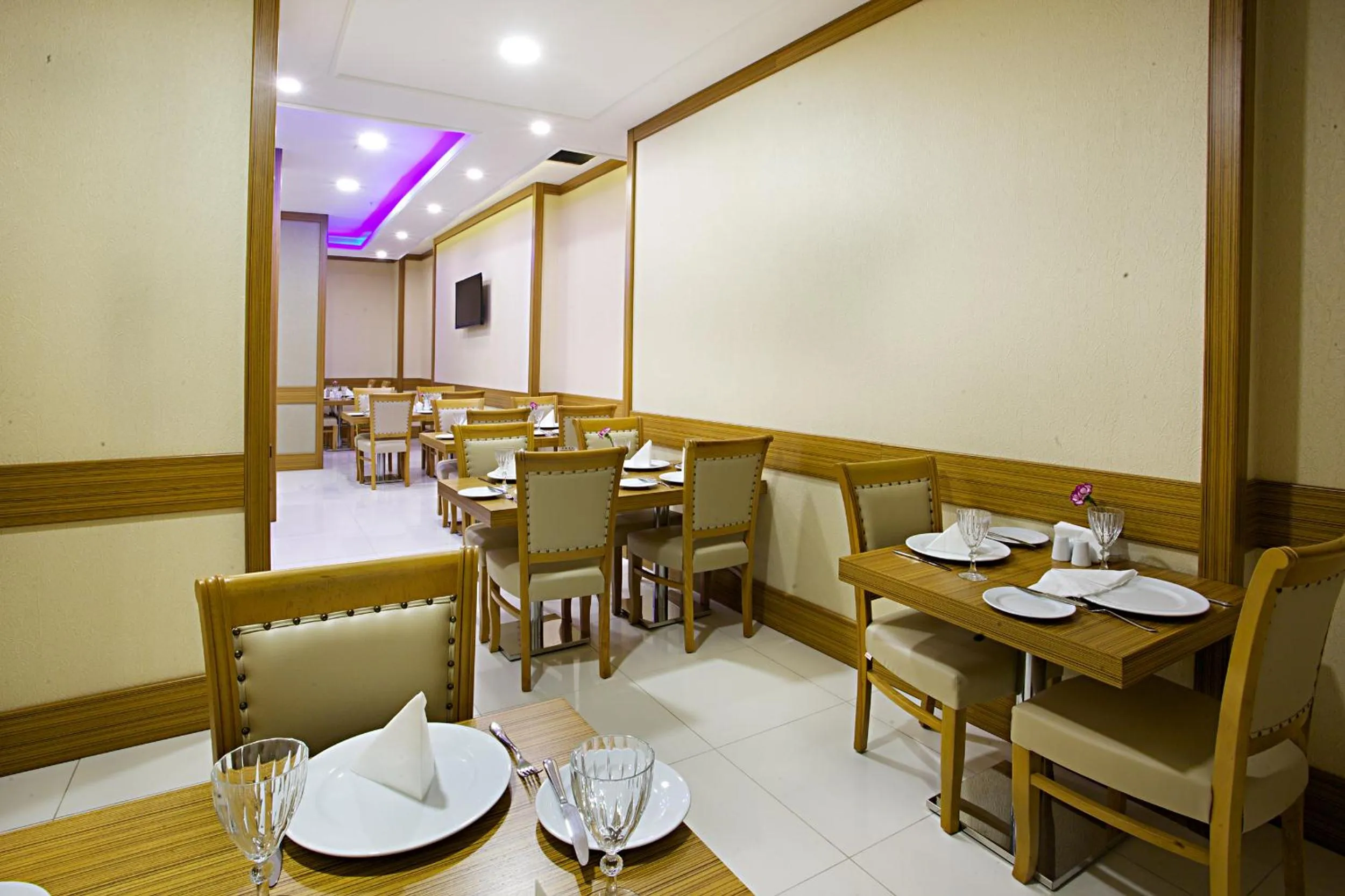 Restaurant/places to eat in Alpinn Hotel Istanbul