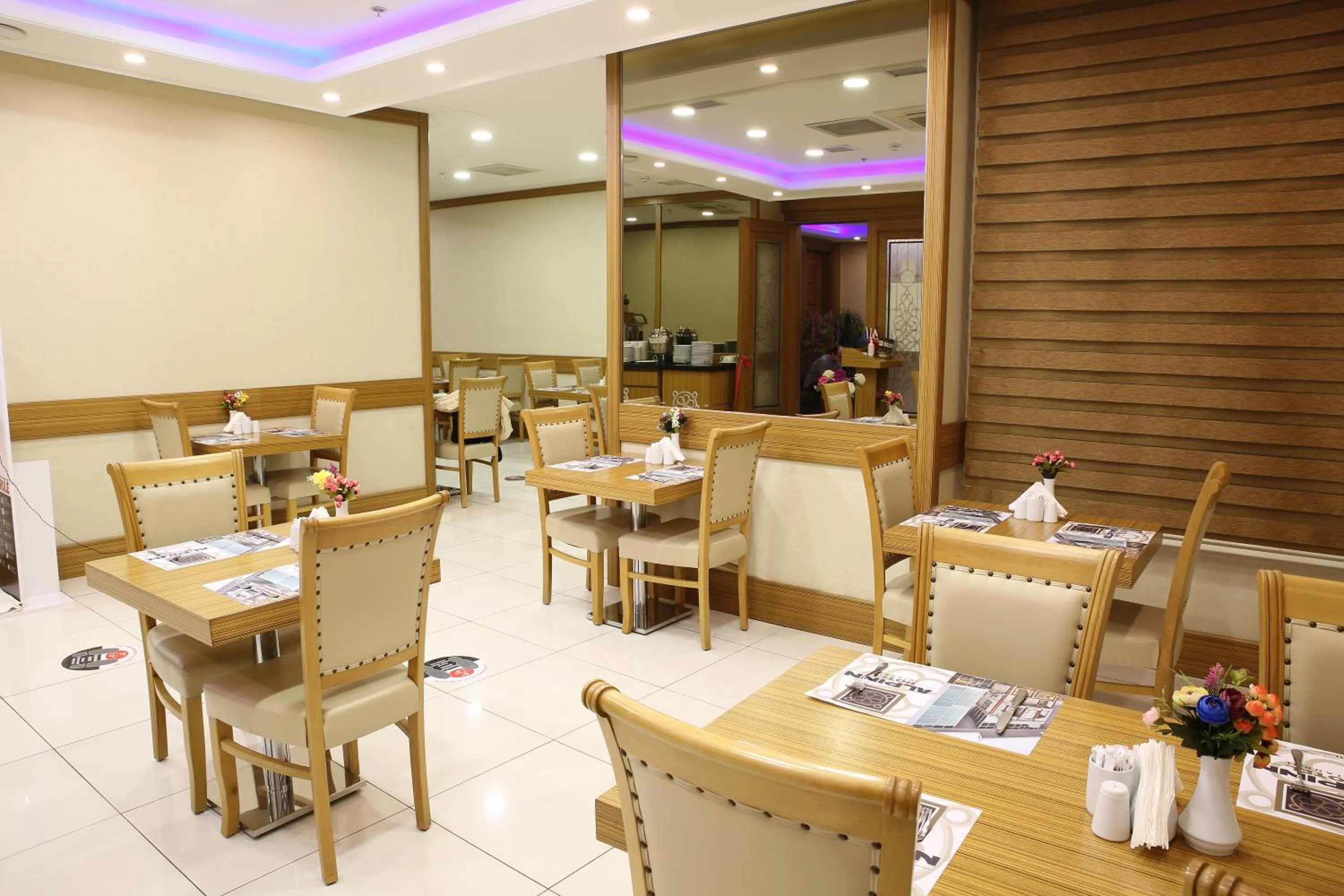 Restaurant/places to eat in Alpinn Hotel Istanbul