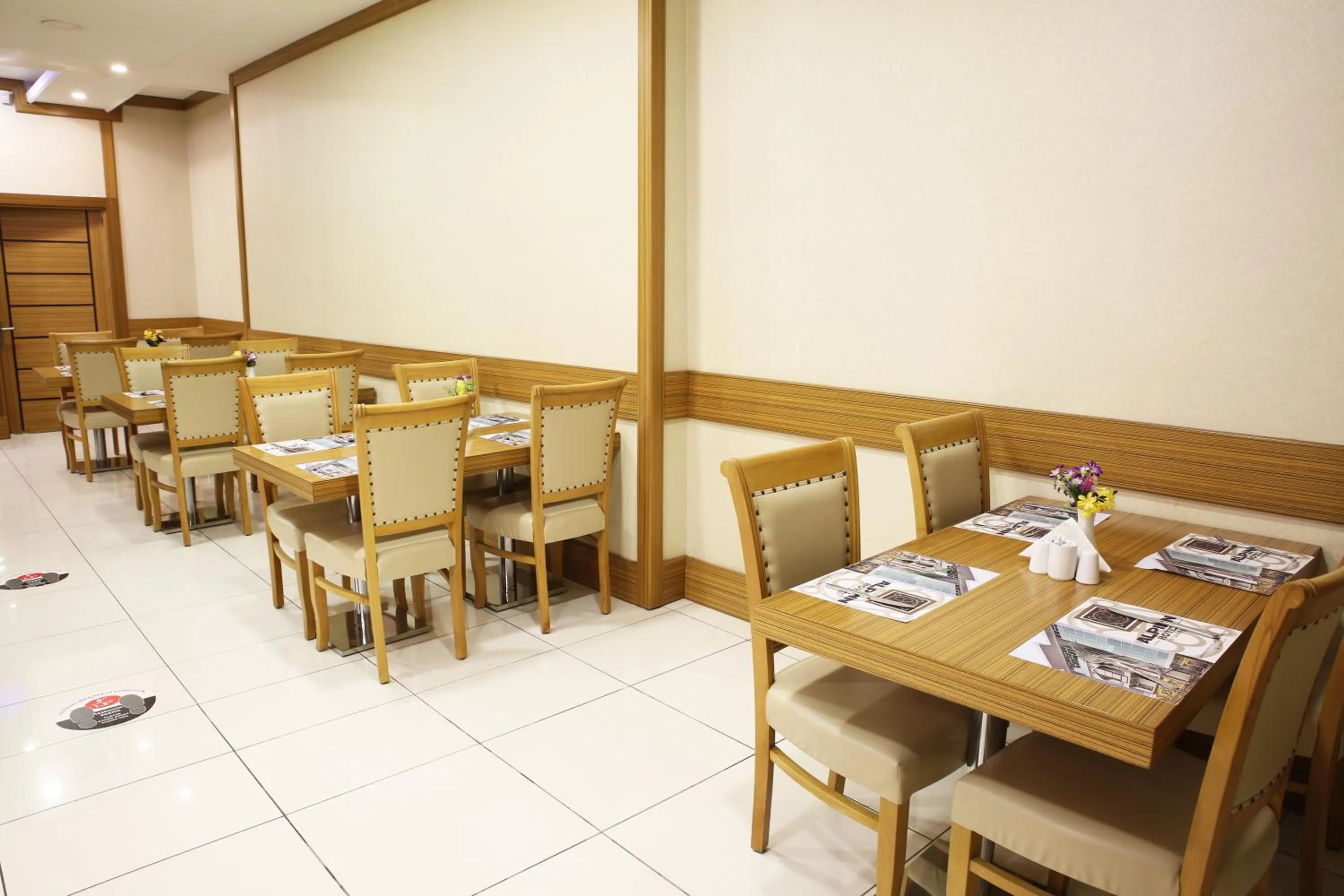 Restaurant/places to eat in Alpinn Hotel Istanbul