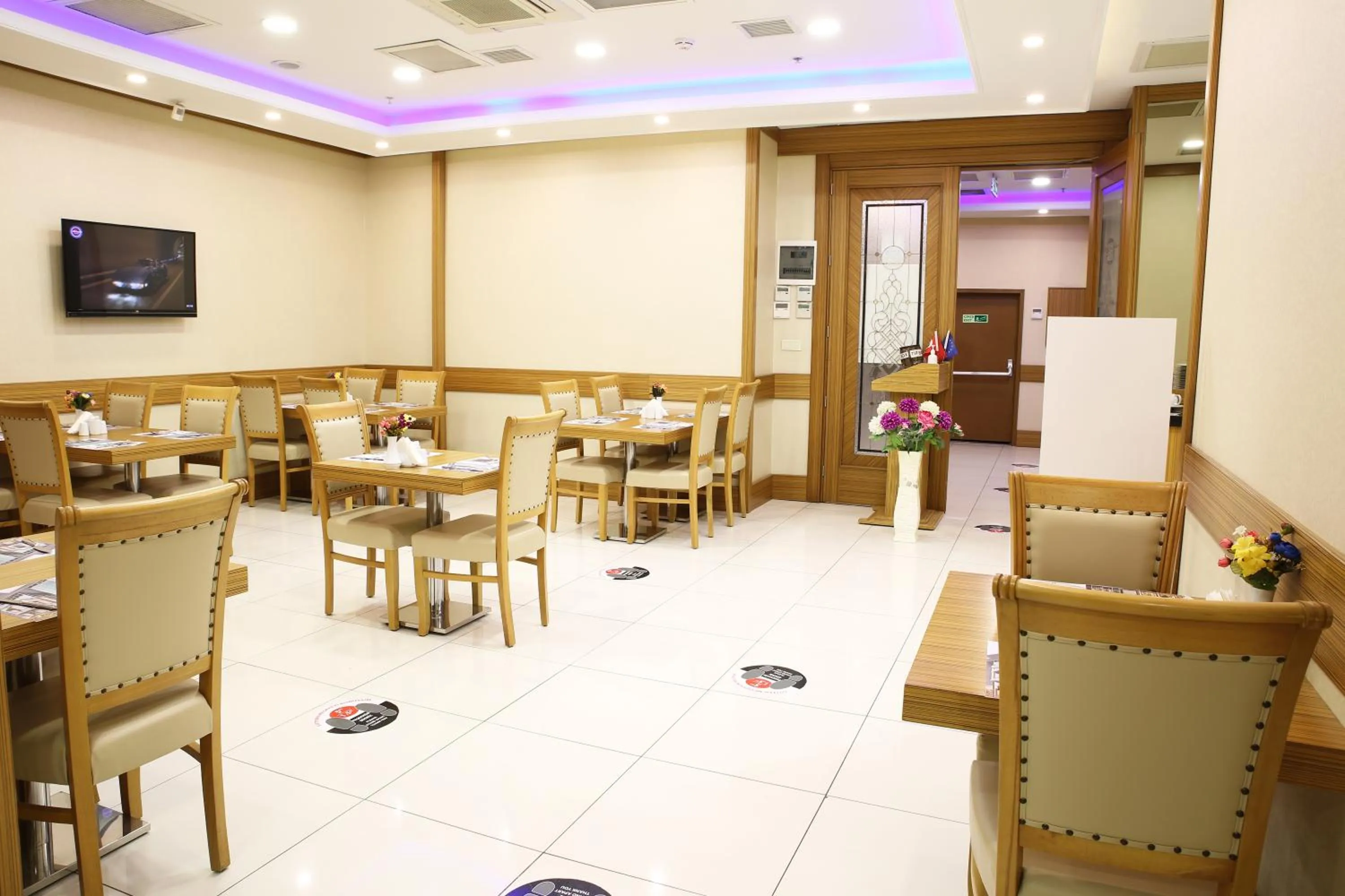 Restaurant/places to eat in Alpinn Hotel Istanbul