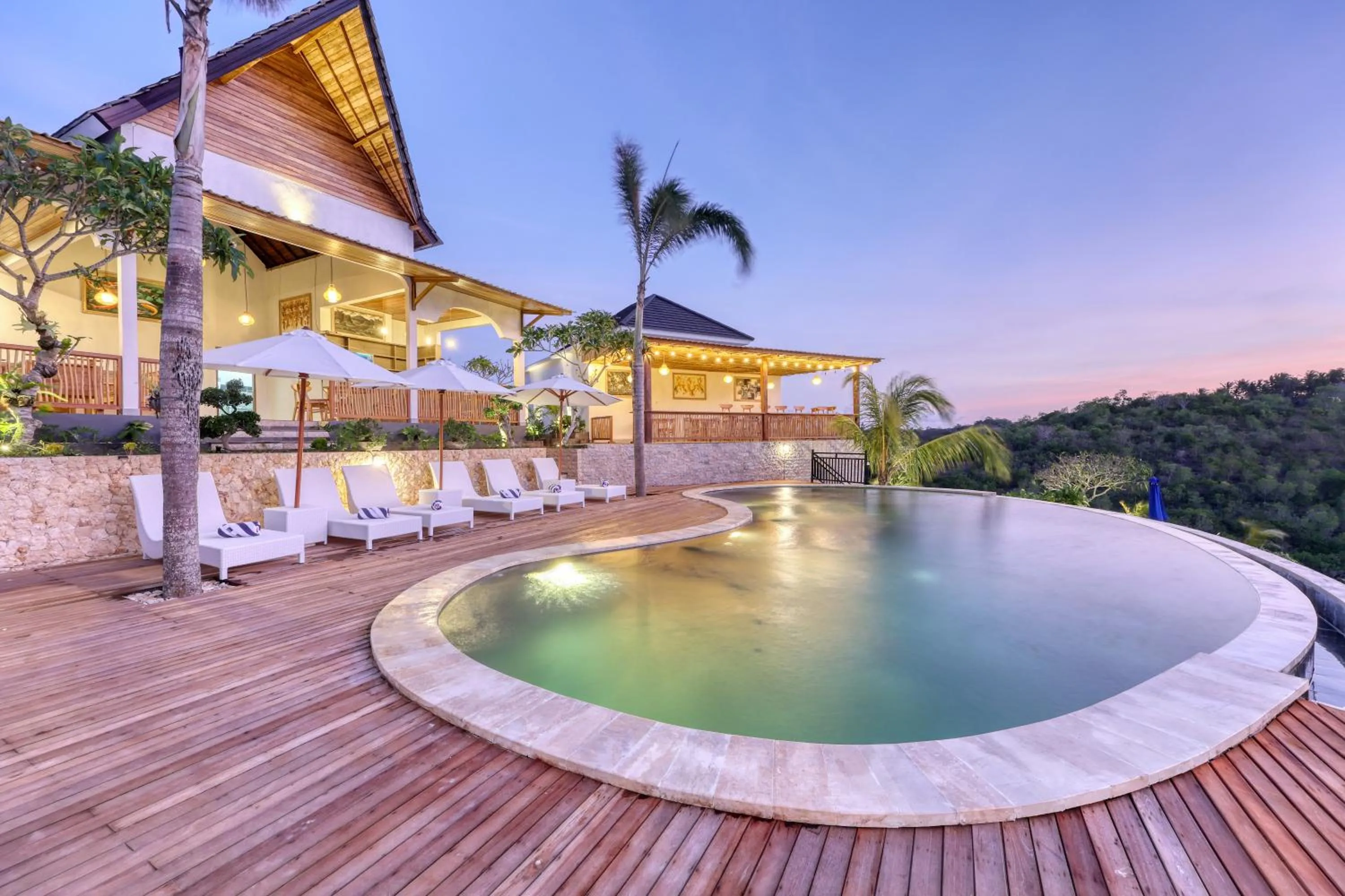 Swimming pool in Kelingking Parama Resort