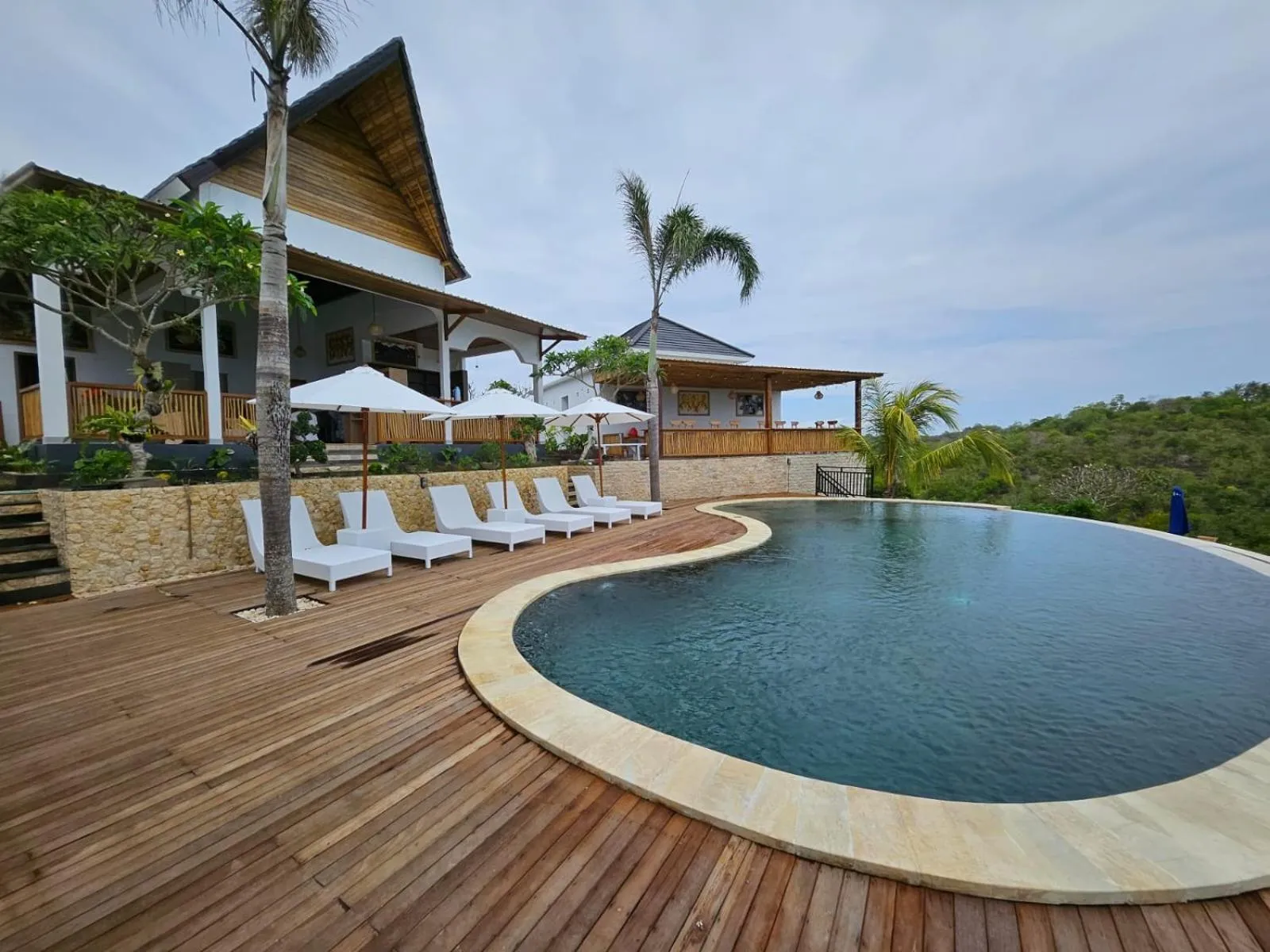 Swimming pool in Kelingking Parama Resort