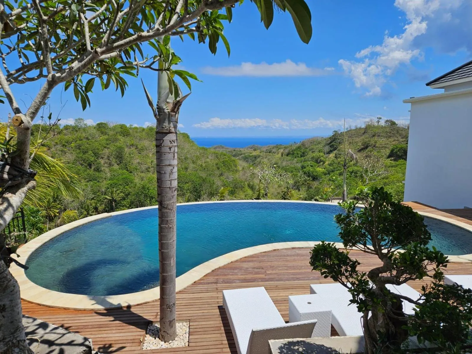 Swimming pool in Kelingking Parama Resort