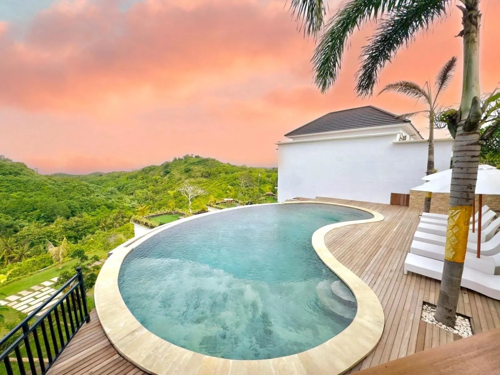 Property building in Kelingking Parama Resort