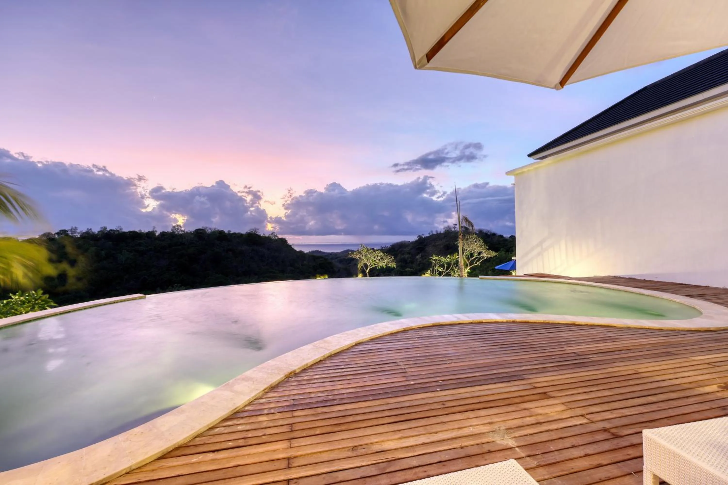 Swimming pool in Kelingking Parama Resort