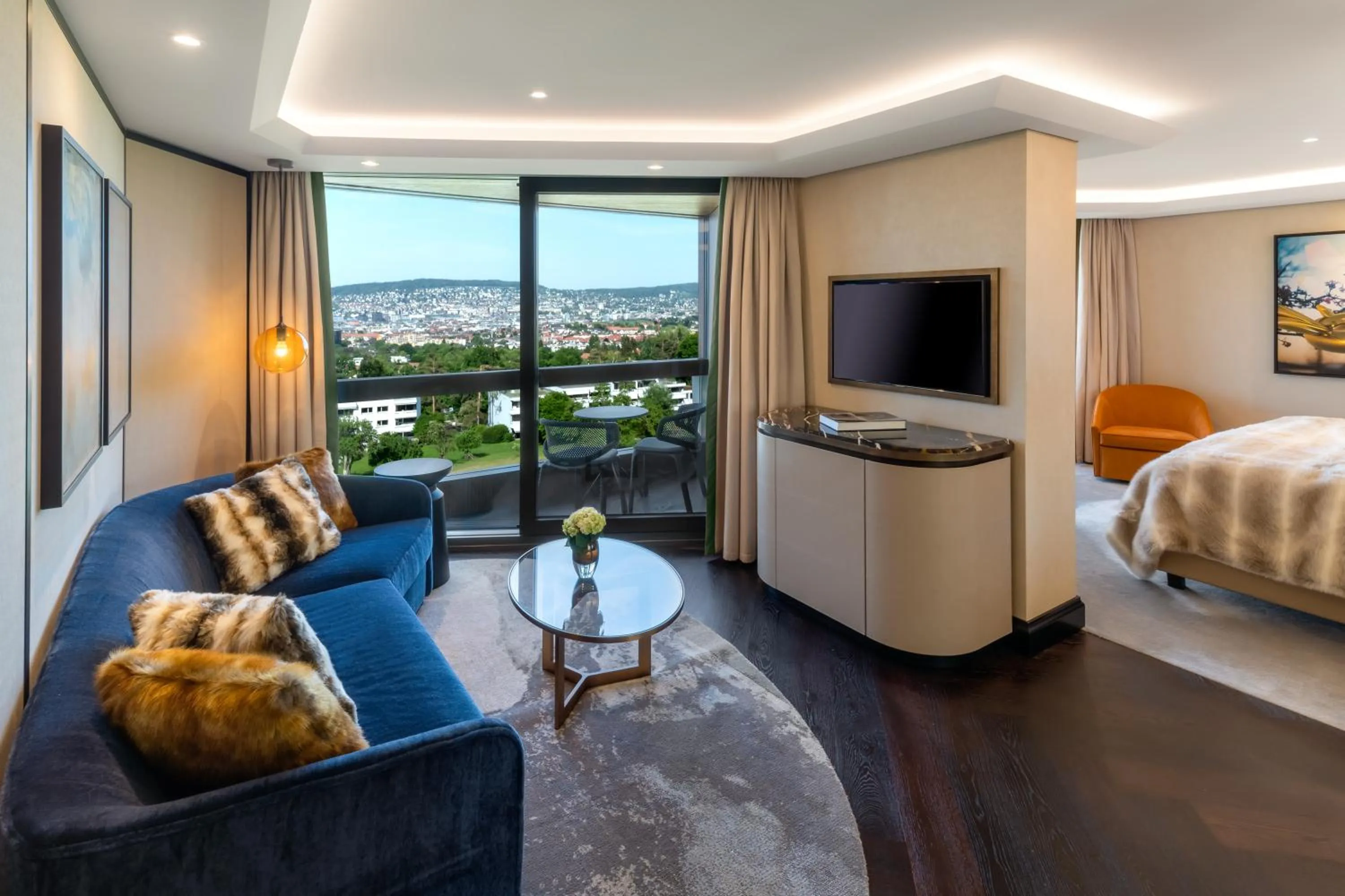 Seating area, Bed in FIVE Zurich - Luxury City Resort