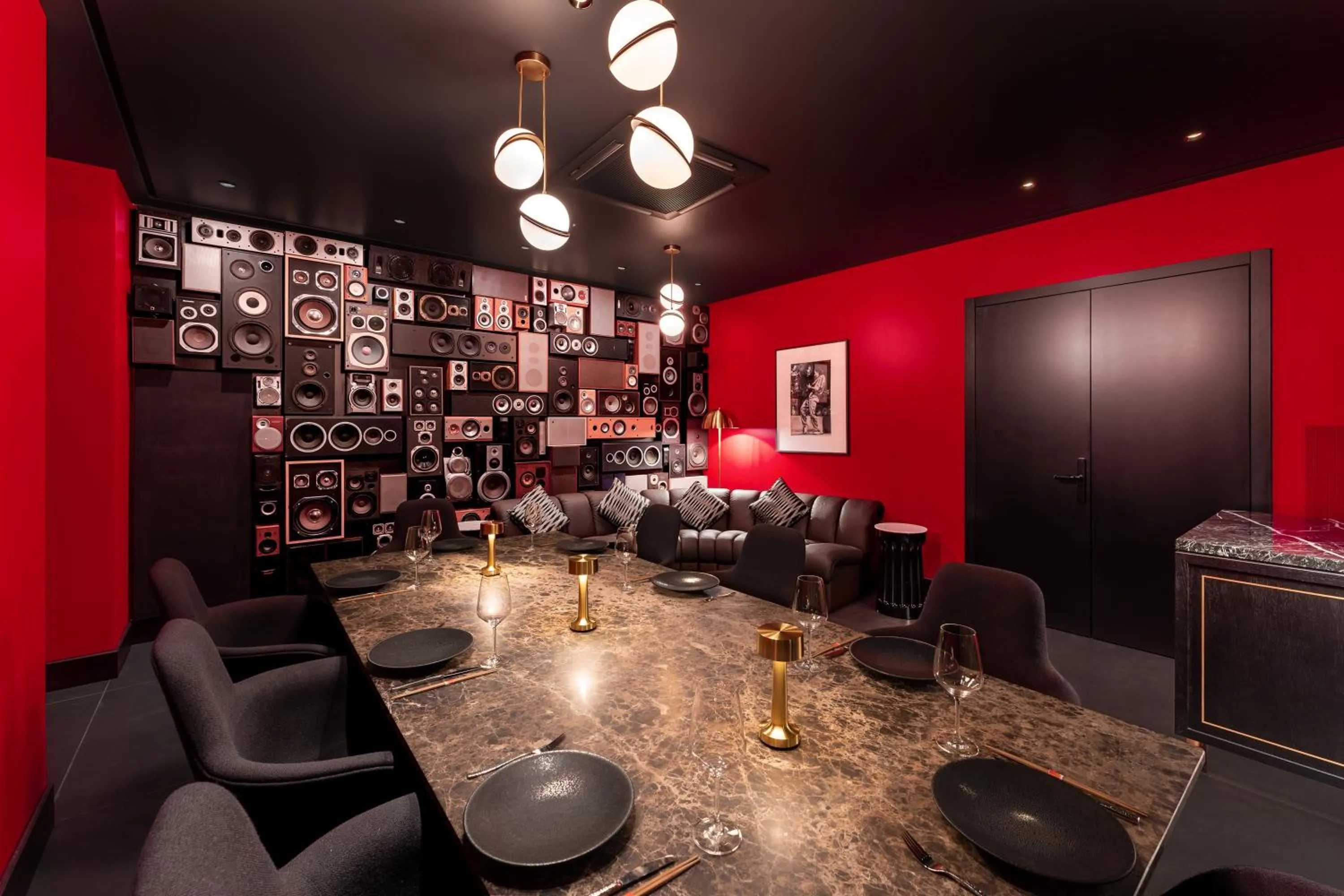 Lounge or bar in FIVE Zurich - Luxury City Resort