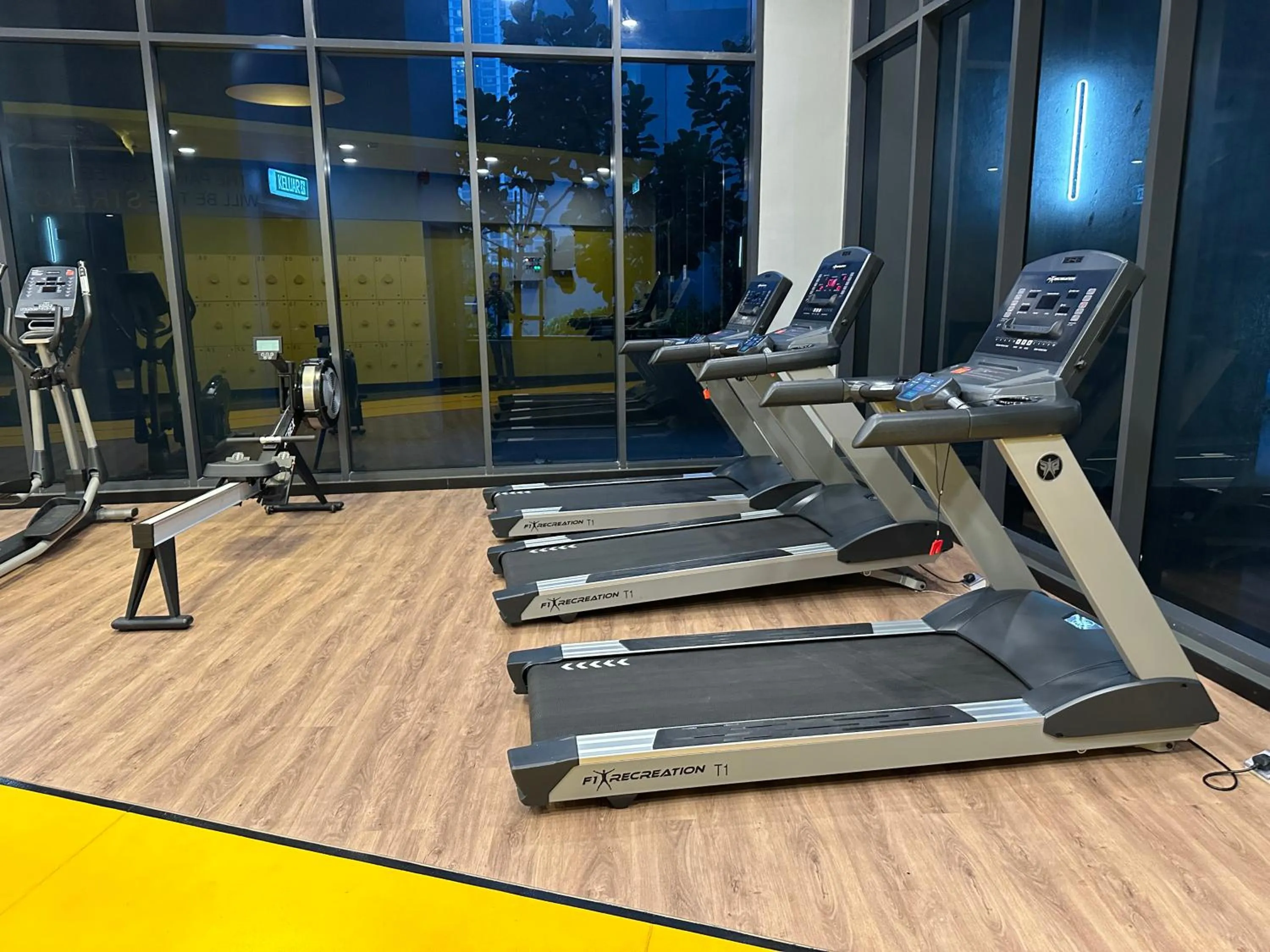 Fitness centre/facilities in Neu Suites Service Apartment By Moonlight