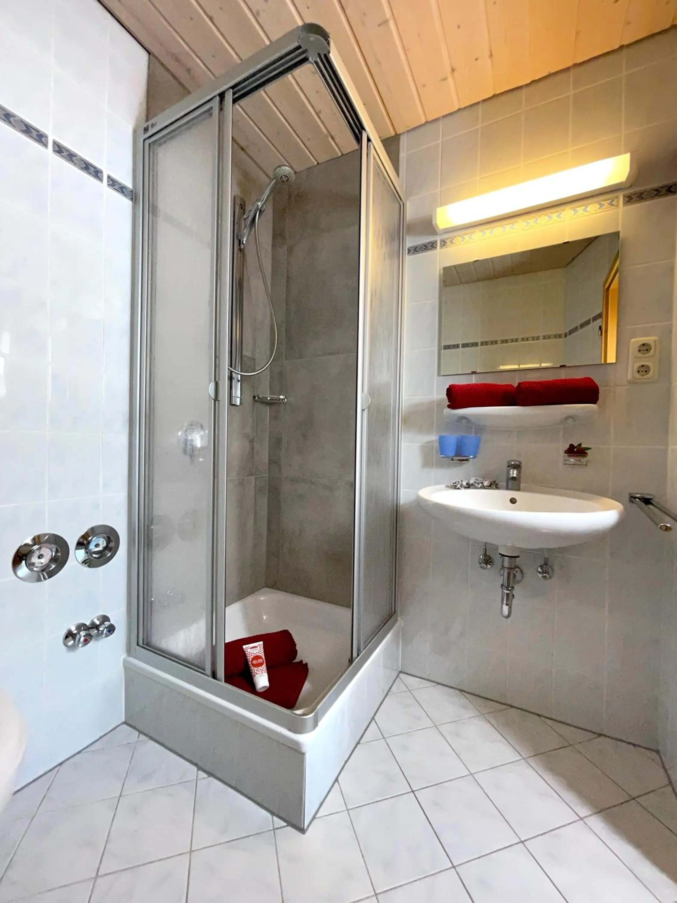 Shower in Pension Loiplstüberl