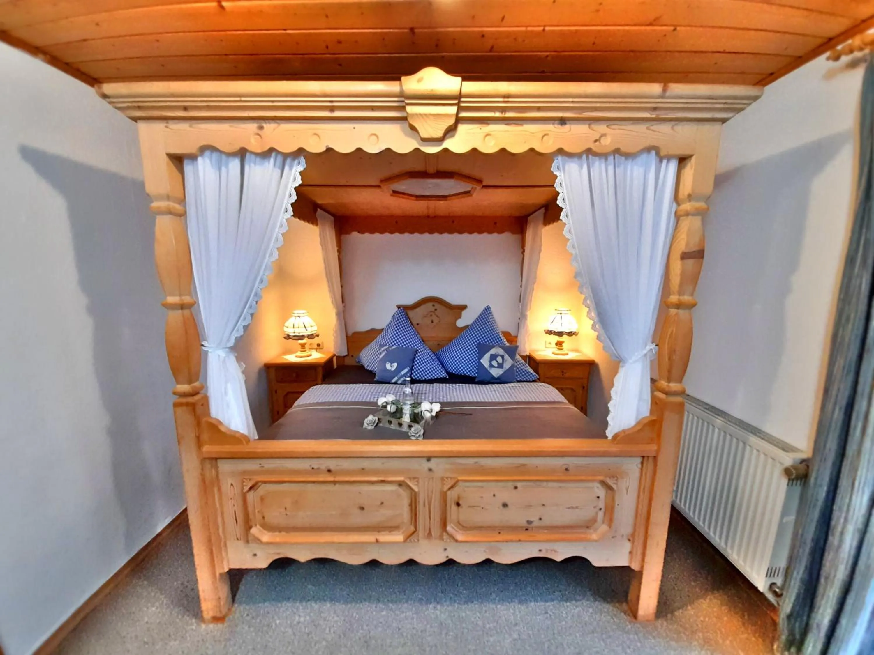 Bed in Pension Loiplstüberl