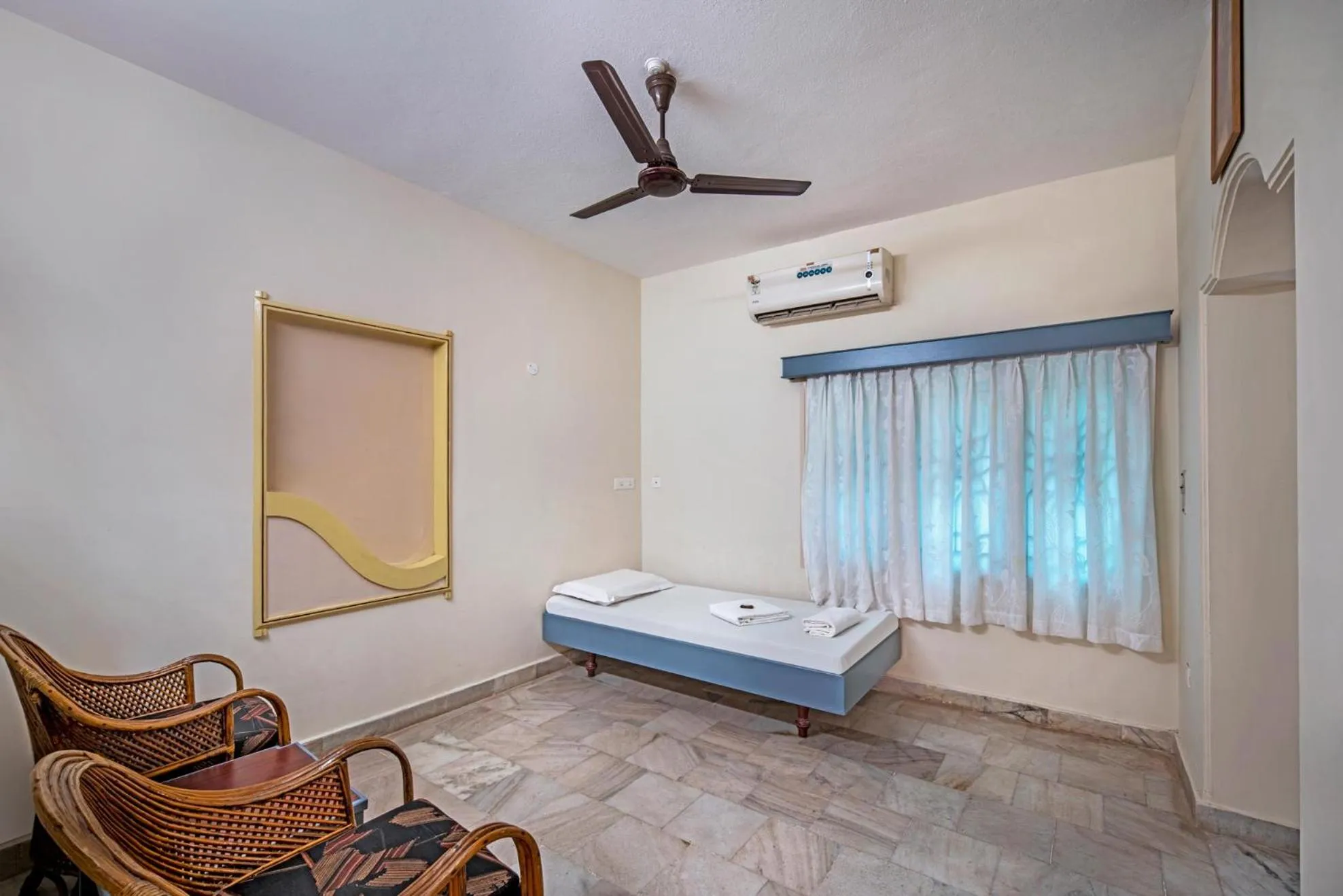 Bed in Hotel Sadhabishegam