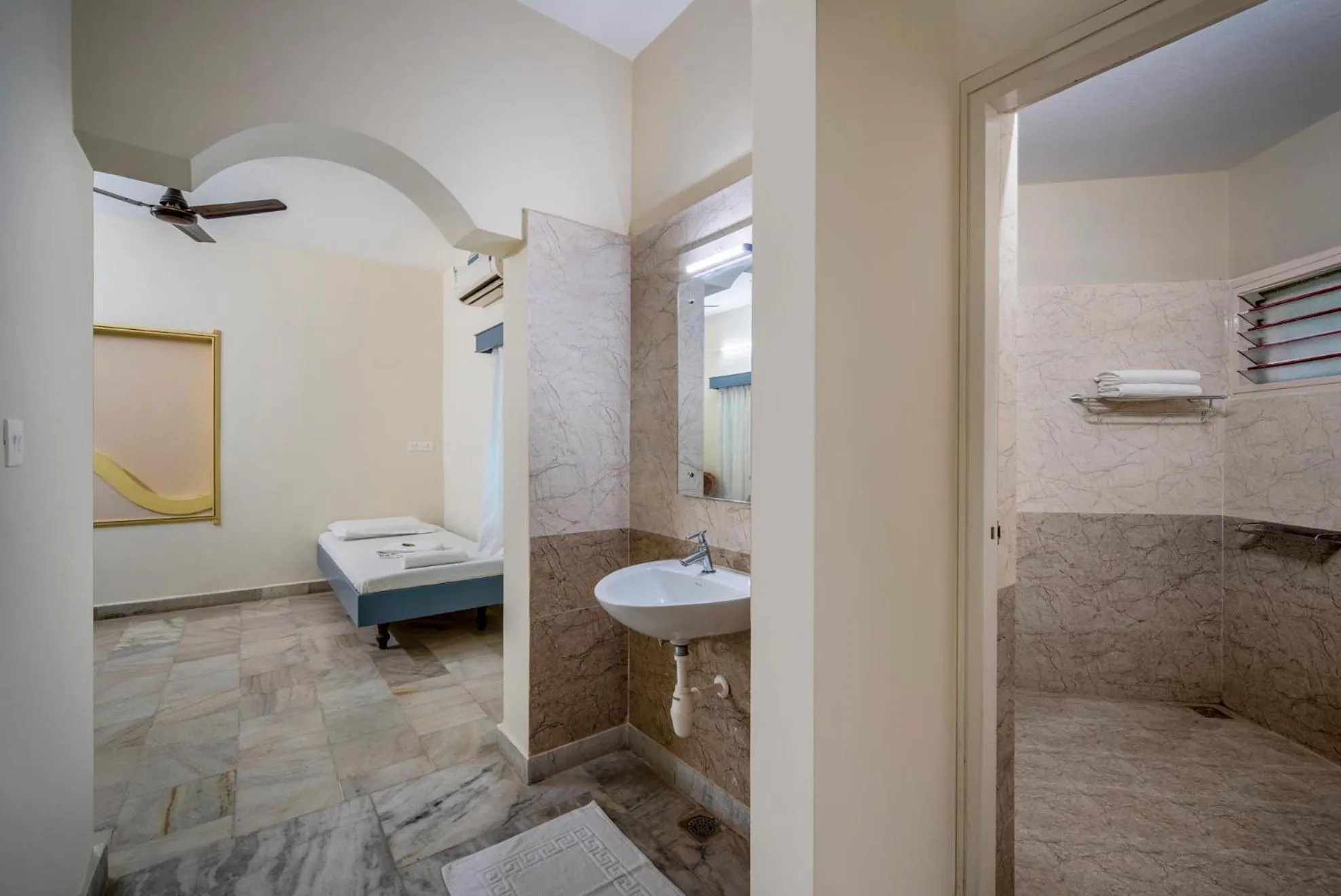 Shower, Bed in Hotel Sadhabishegam