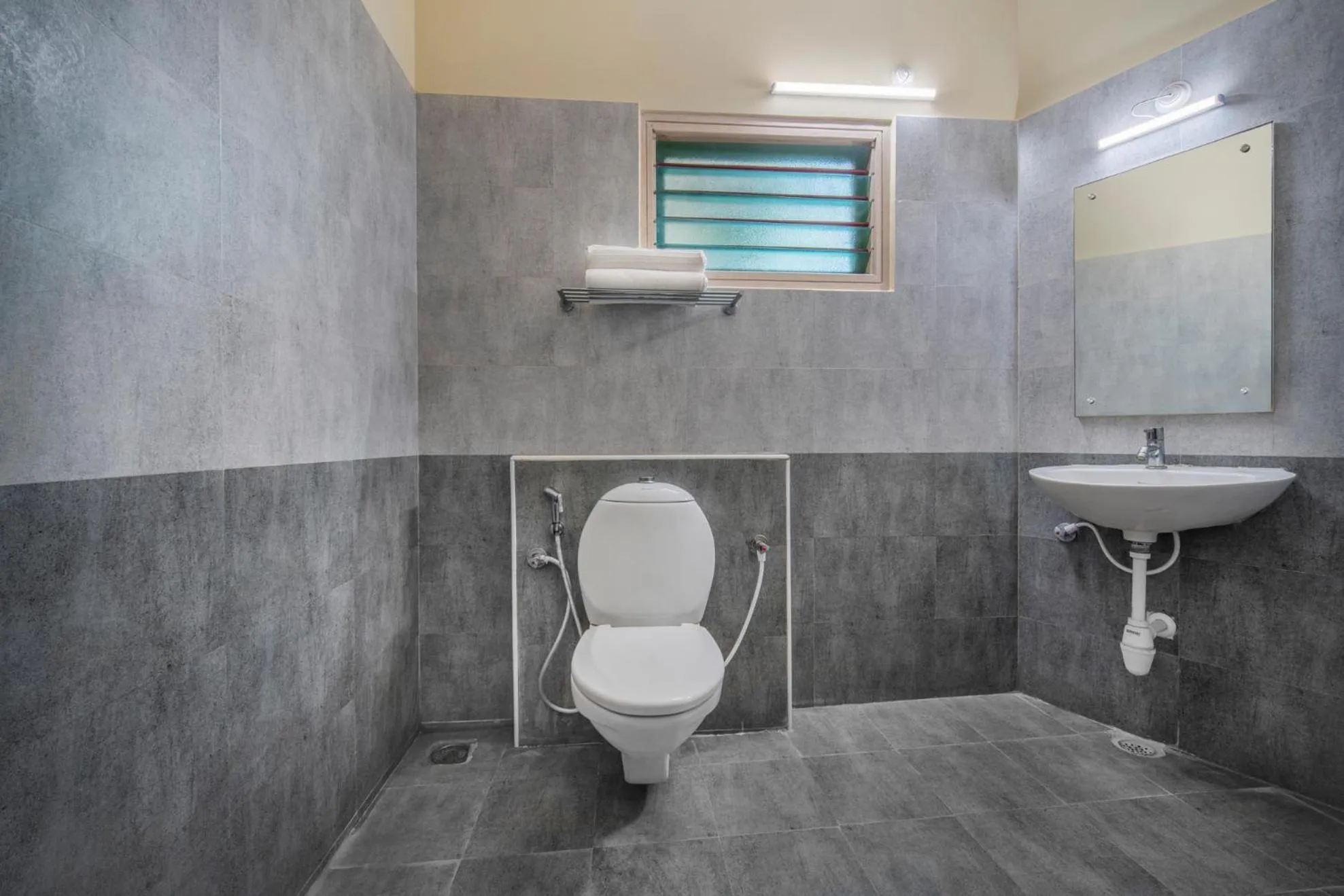 Shower in Hotel Sadhabishegam