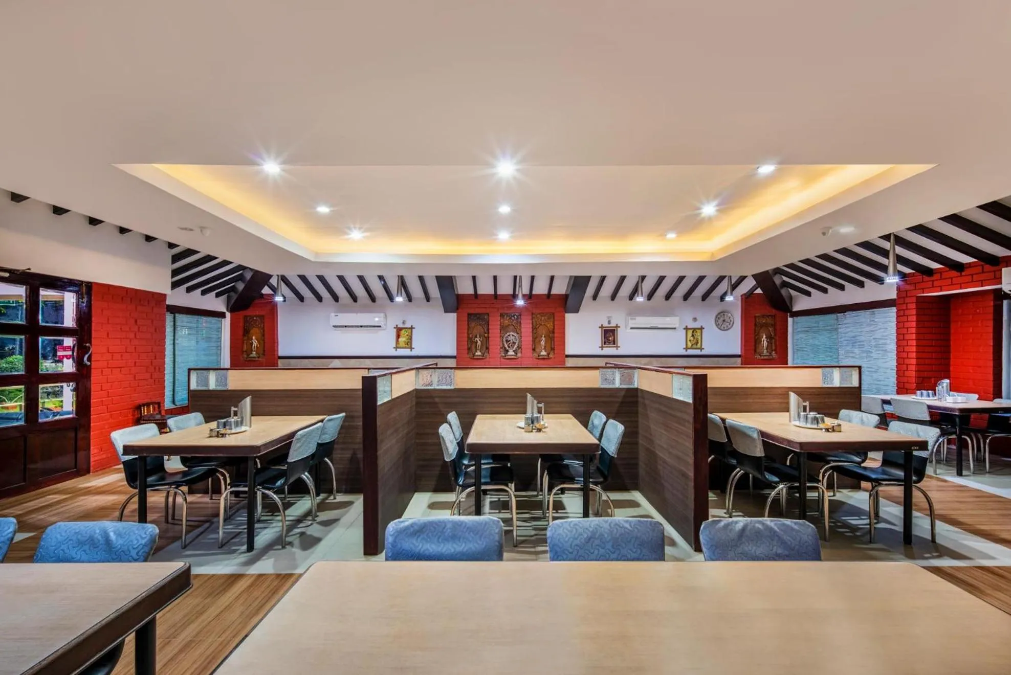 Restaurant/places to eat in Hotel Sadhabishegam