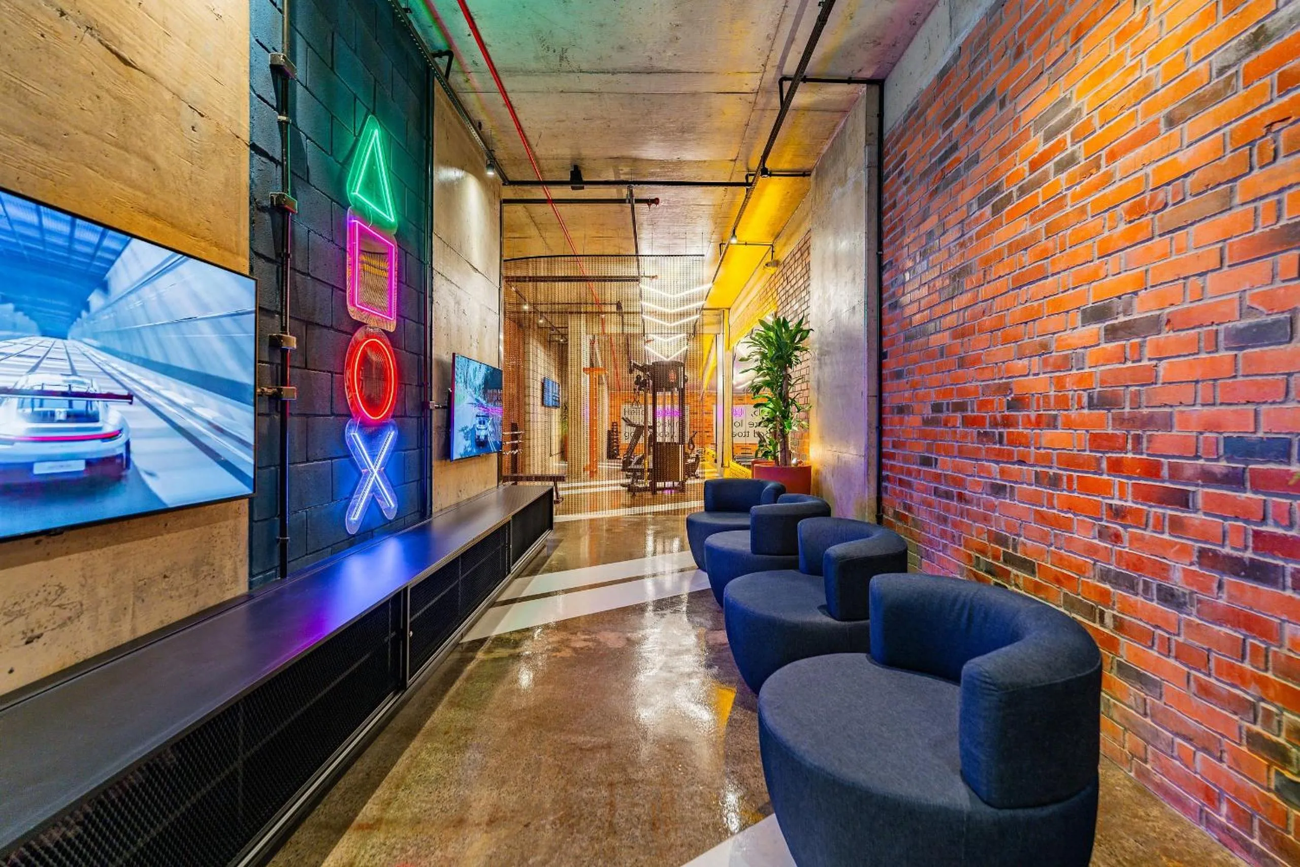 TV and multimedia in Linked Batel by Xtay - Experiencia moderna a passos do Hard Rock