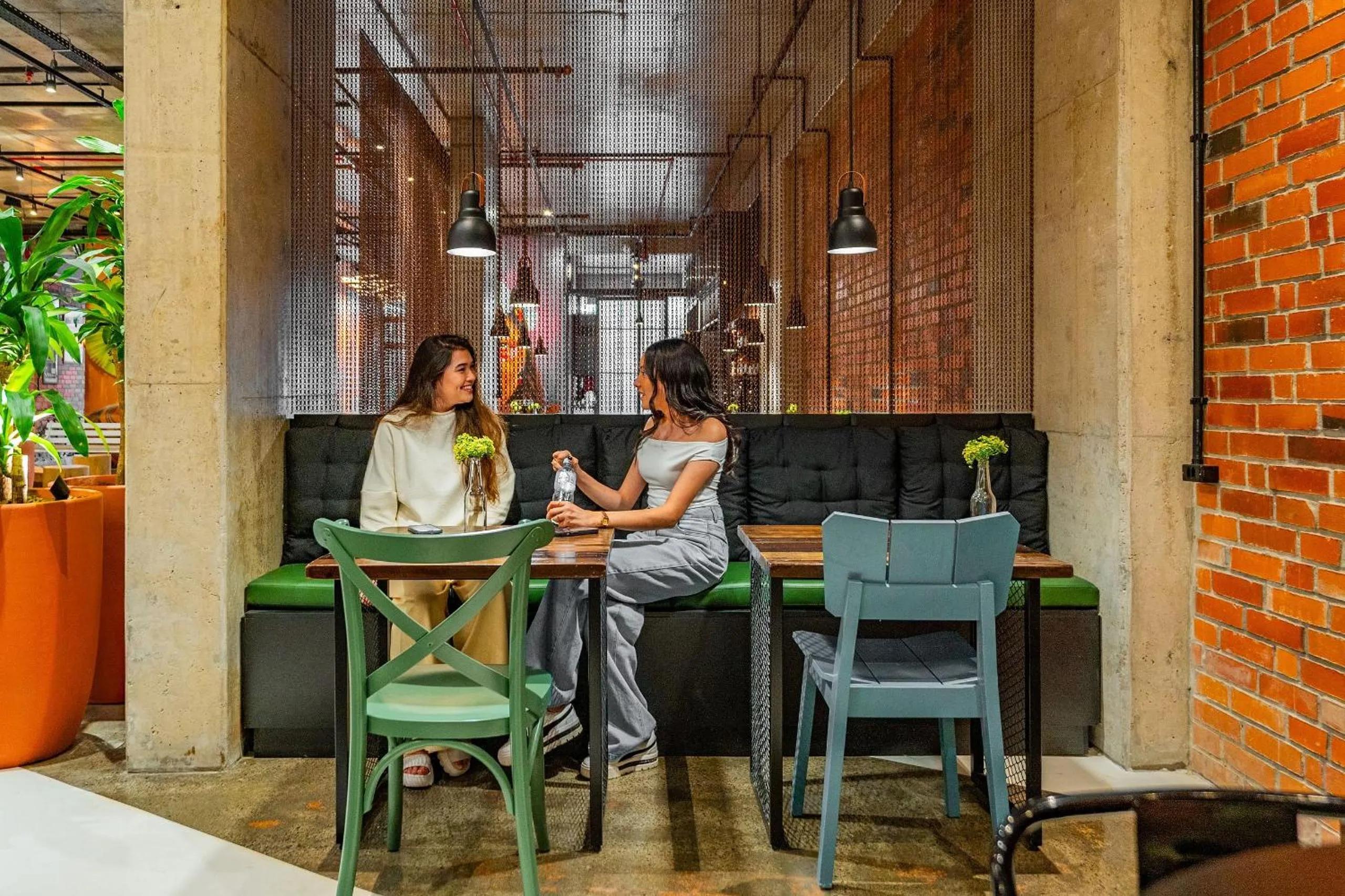 Dining area in Linked Batel by Xtay - Experiencia moderna a passos do Hard Rock