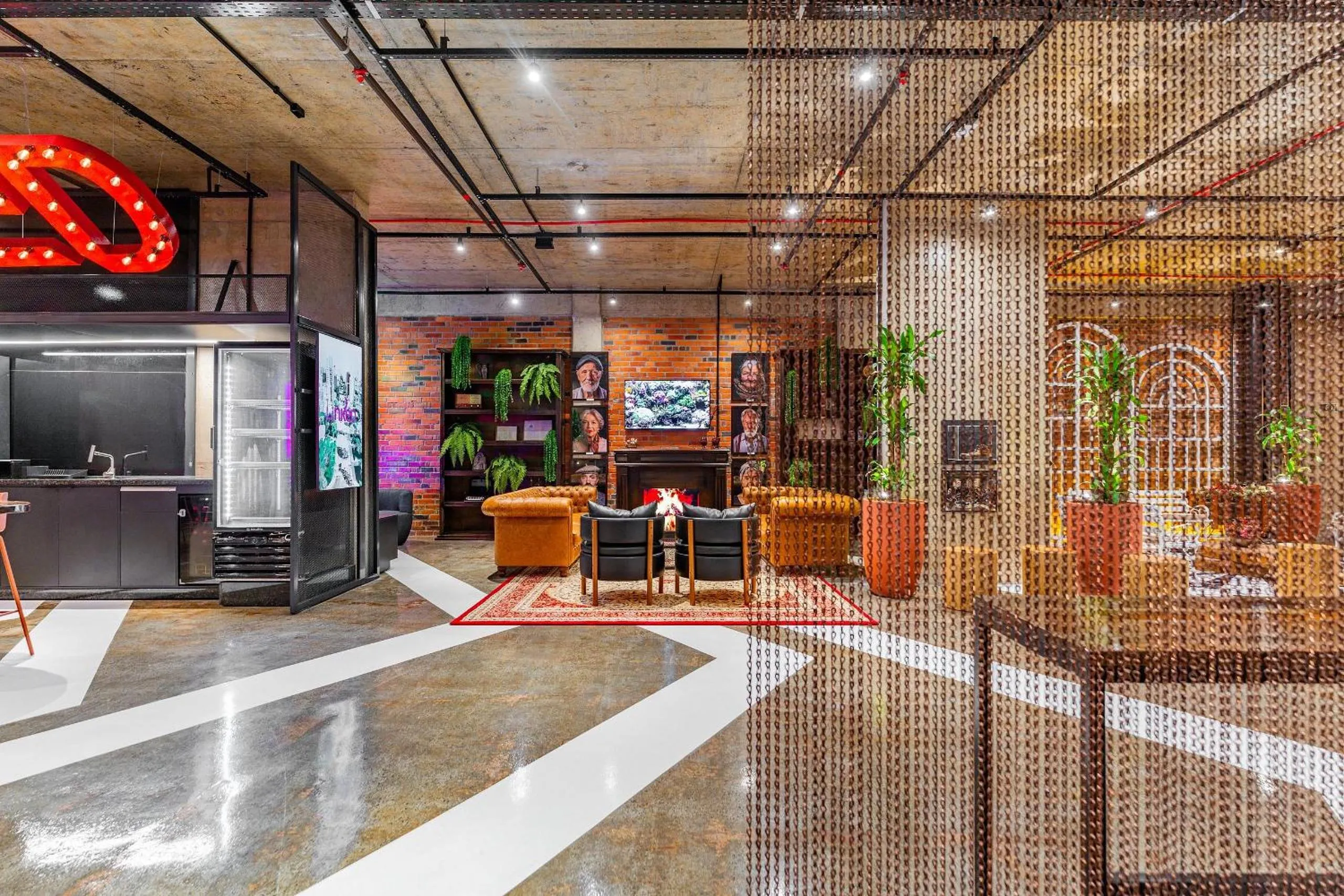 Communal lounge/ TV room in Linked Batel by Xtay - Experiencia moderna a passos do Hard Rock