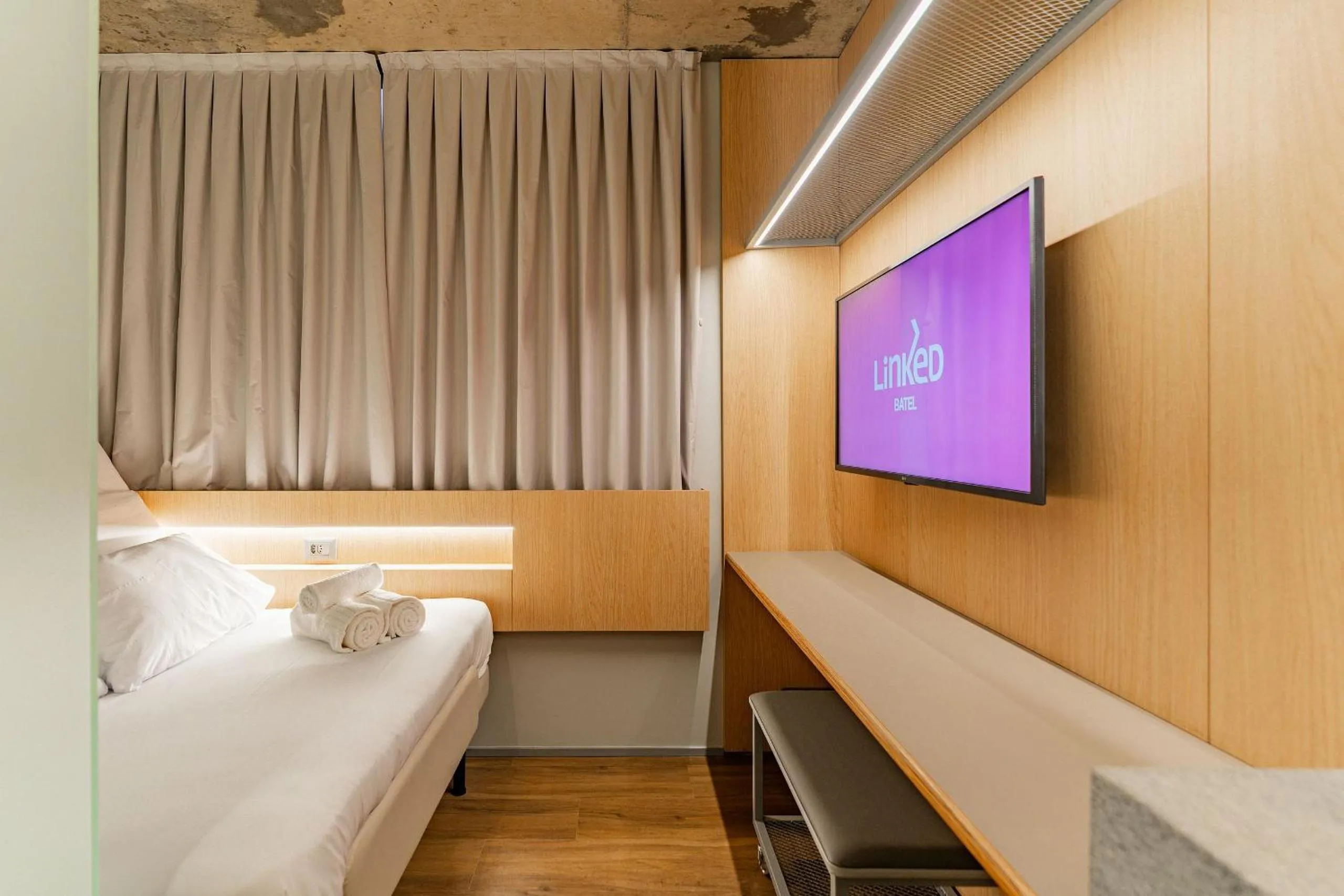 Bedroom, Bed in Linked Batel by Xtay - Experiencia moderna a passos do Hard Rock