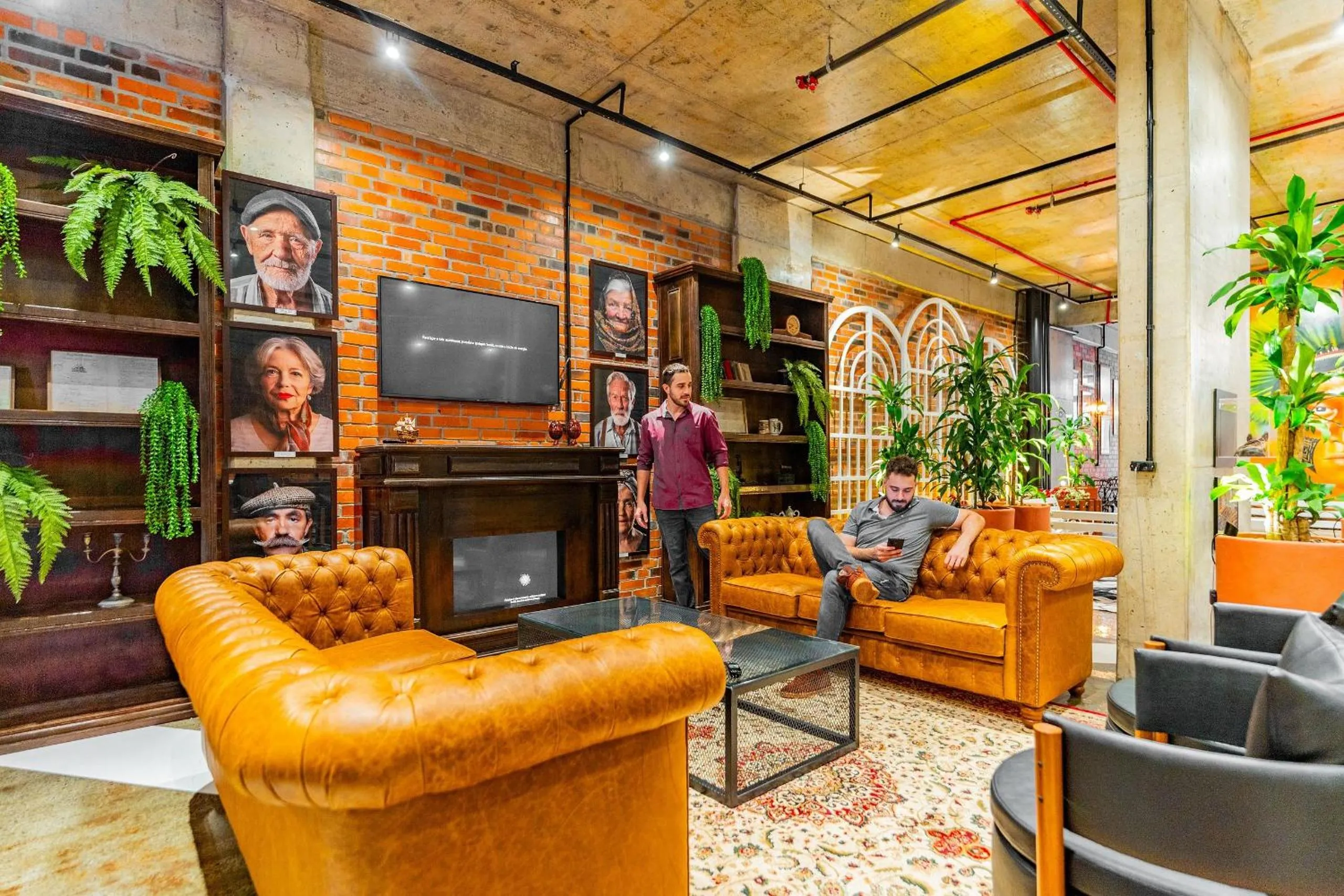 Seating area in Linked Batel by Xtay - Experiencia moderna a passos do Hard Rock