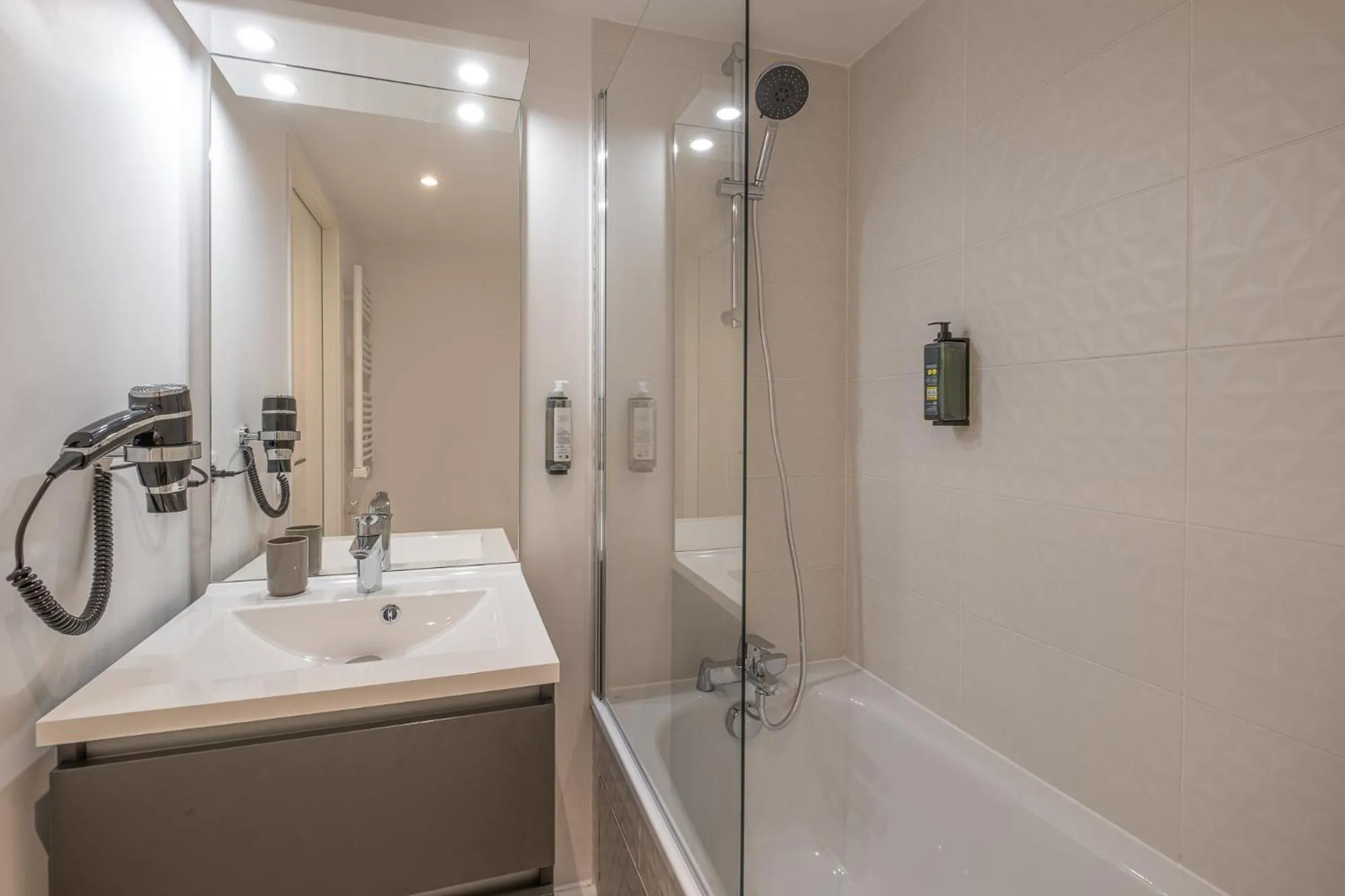 Bathroom in The Originals Résidence Paris Sud Villejuif