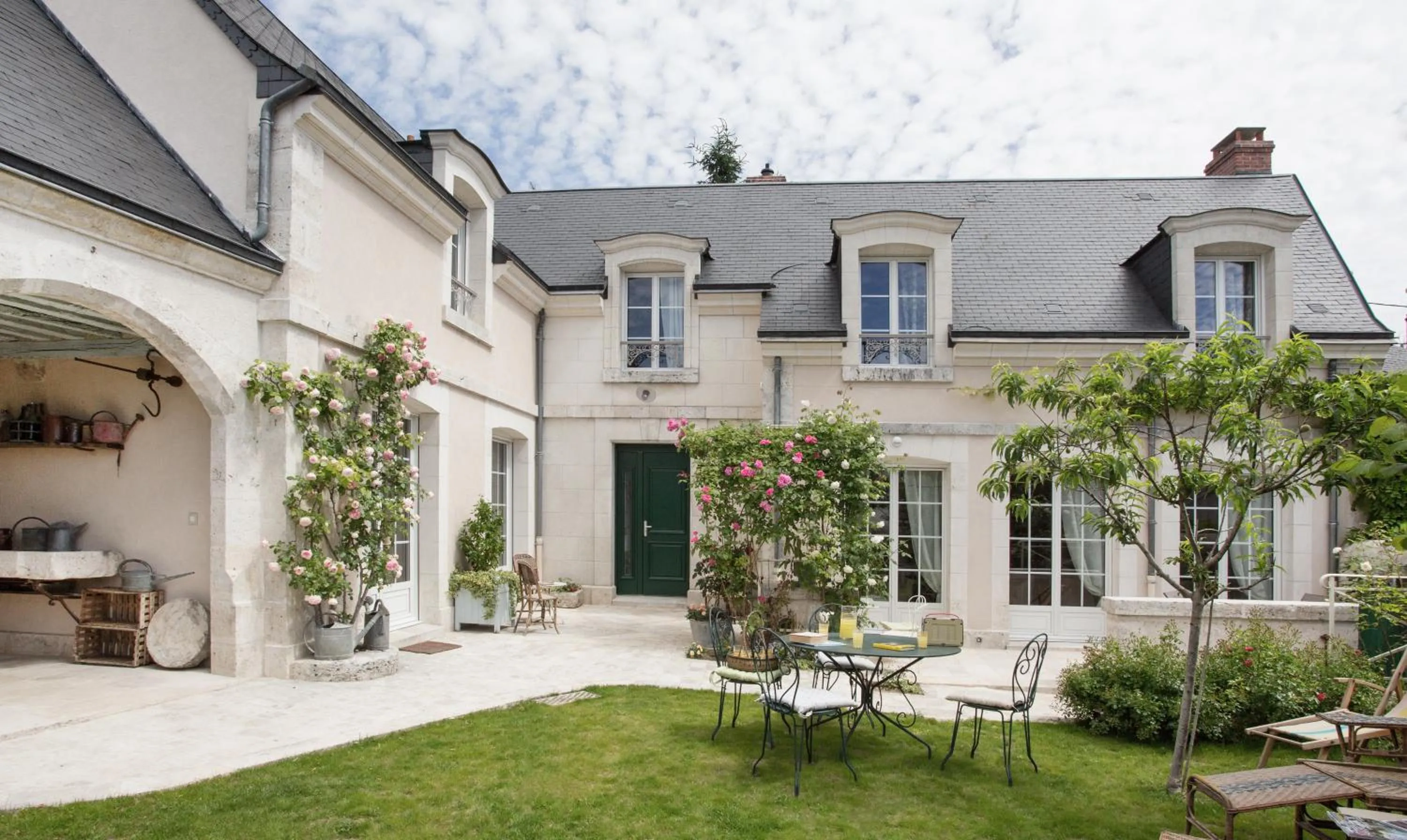 Facade/entrance in La Maison du Carroir
