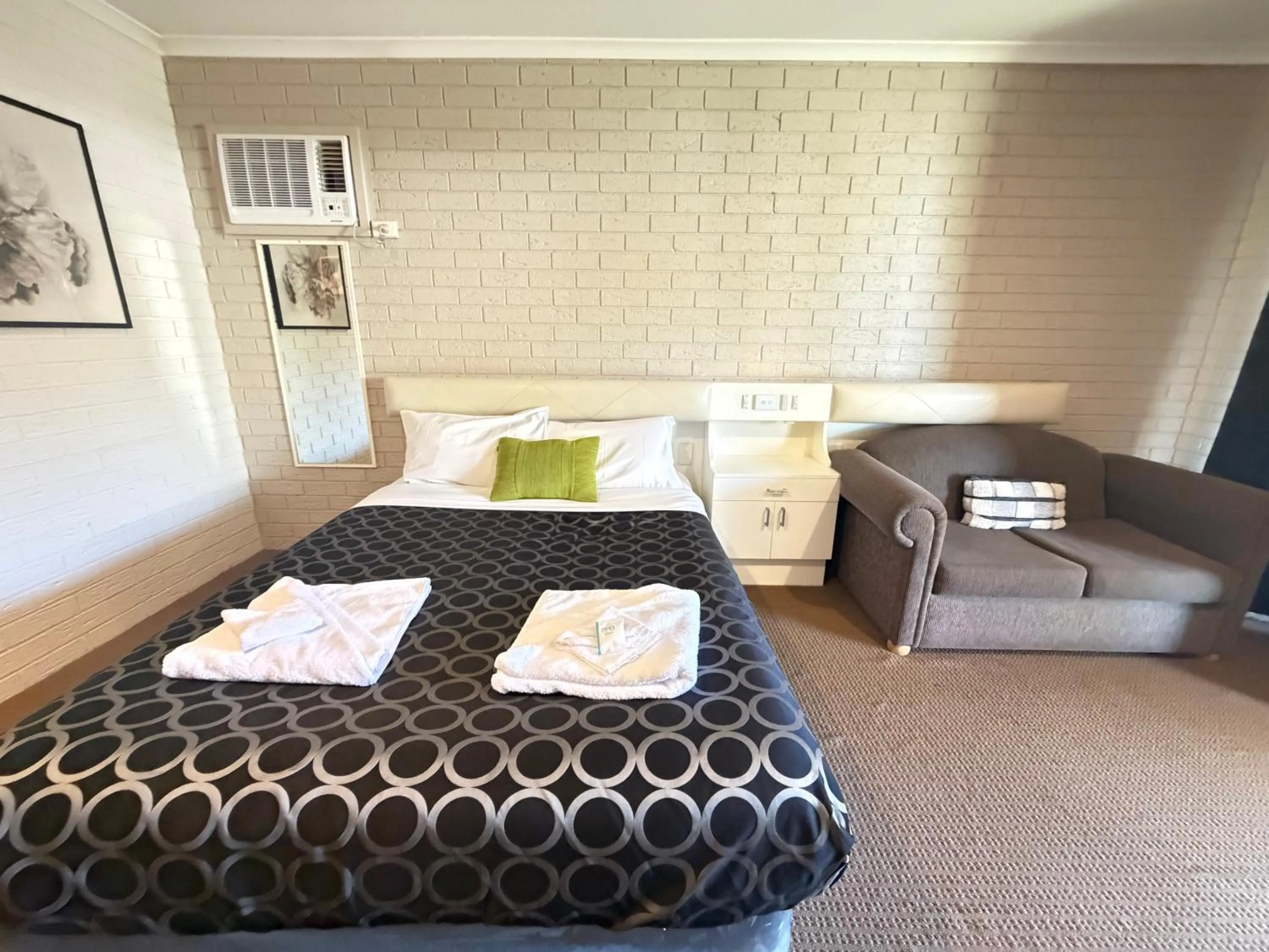 Bed in CAPRICORN MOTOR inn