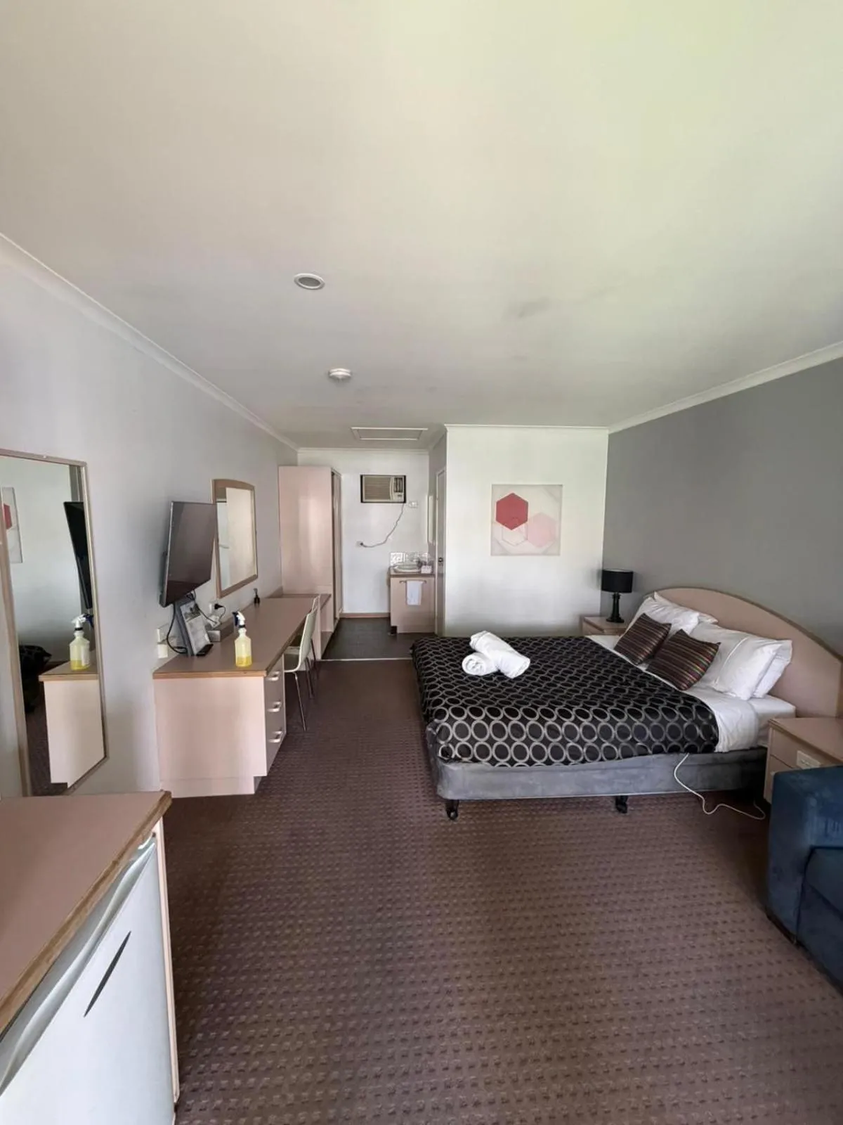 Bed in CAPRICORN MOTOR inn